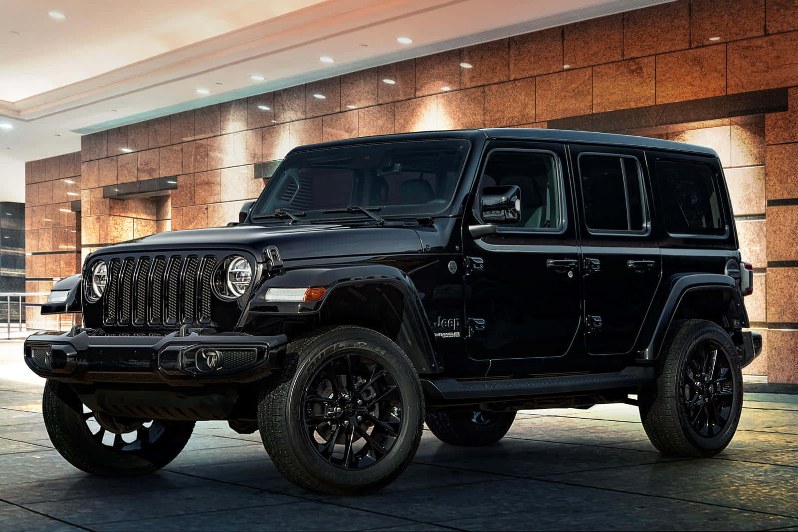 黑色吉普車 桌布 壁紙 — 一架時尚的黑色Jeep Wrangler在現代室內大廳中顯眼地停放，地板拋光，石牆溫暖。