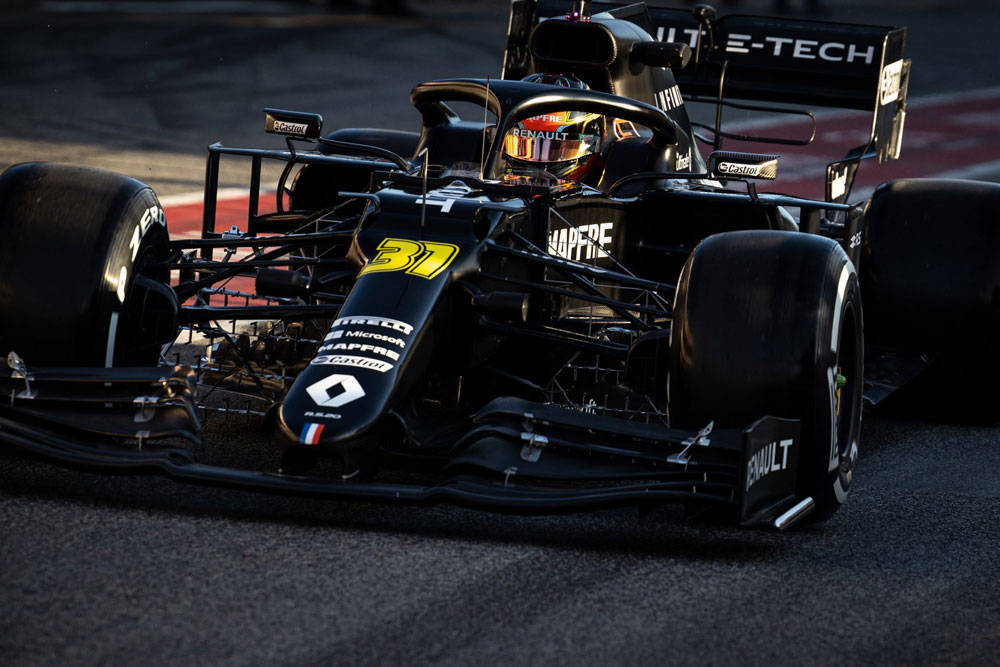 F1 桌布 壁紙 — 一架時尚的黑色一級方程式賽車，編號31，在黃昏時分沿著賽道疾馳，發光的贊助商標誌閃爍。