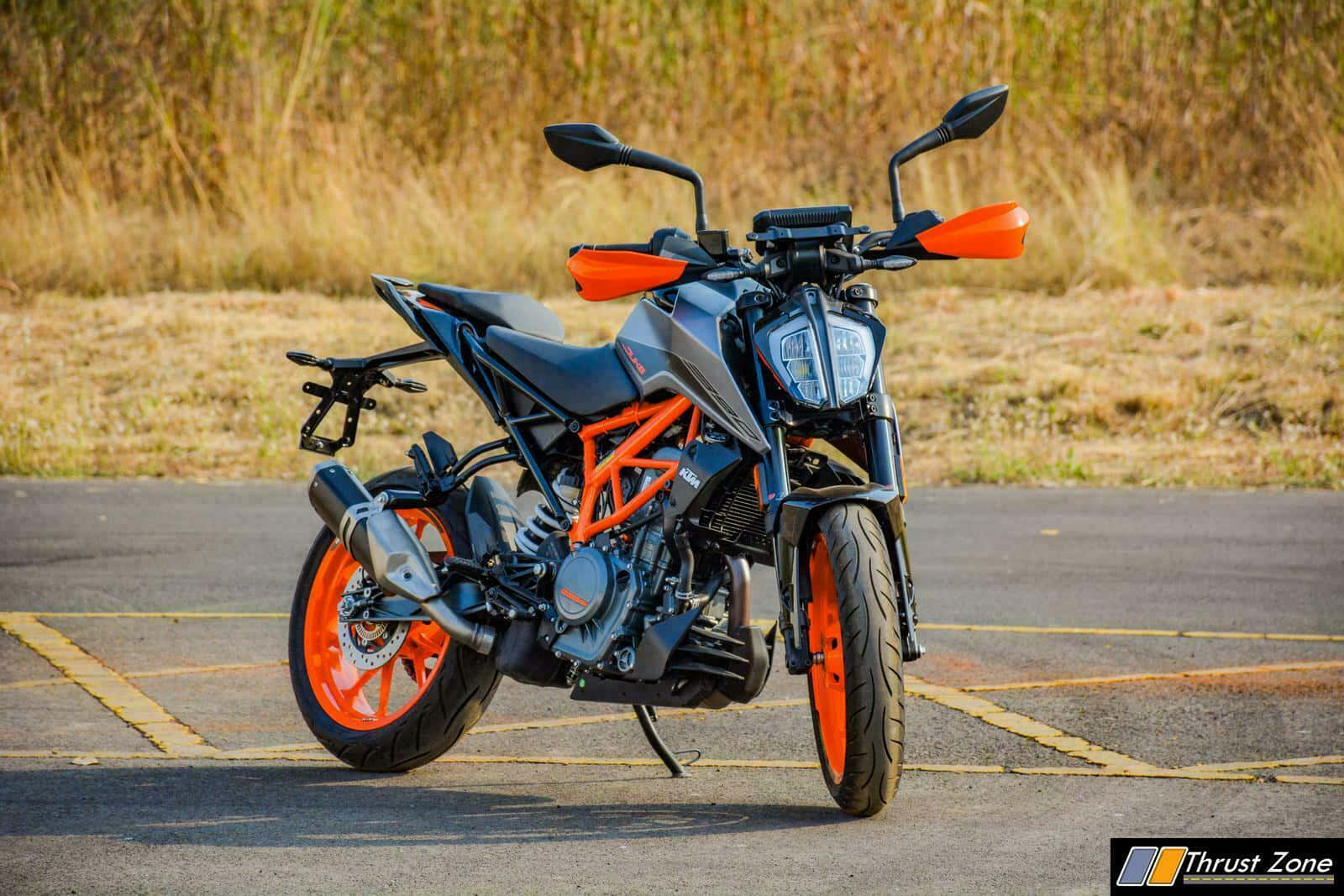 motorbike 桌布 壁紙 — 一架時尚的黑色和橙色KTM機車停在瀝青地上，背景有乾草。
