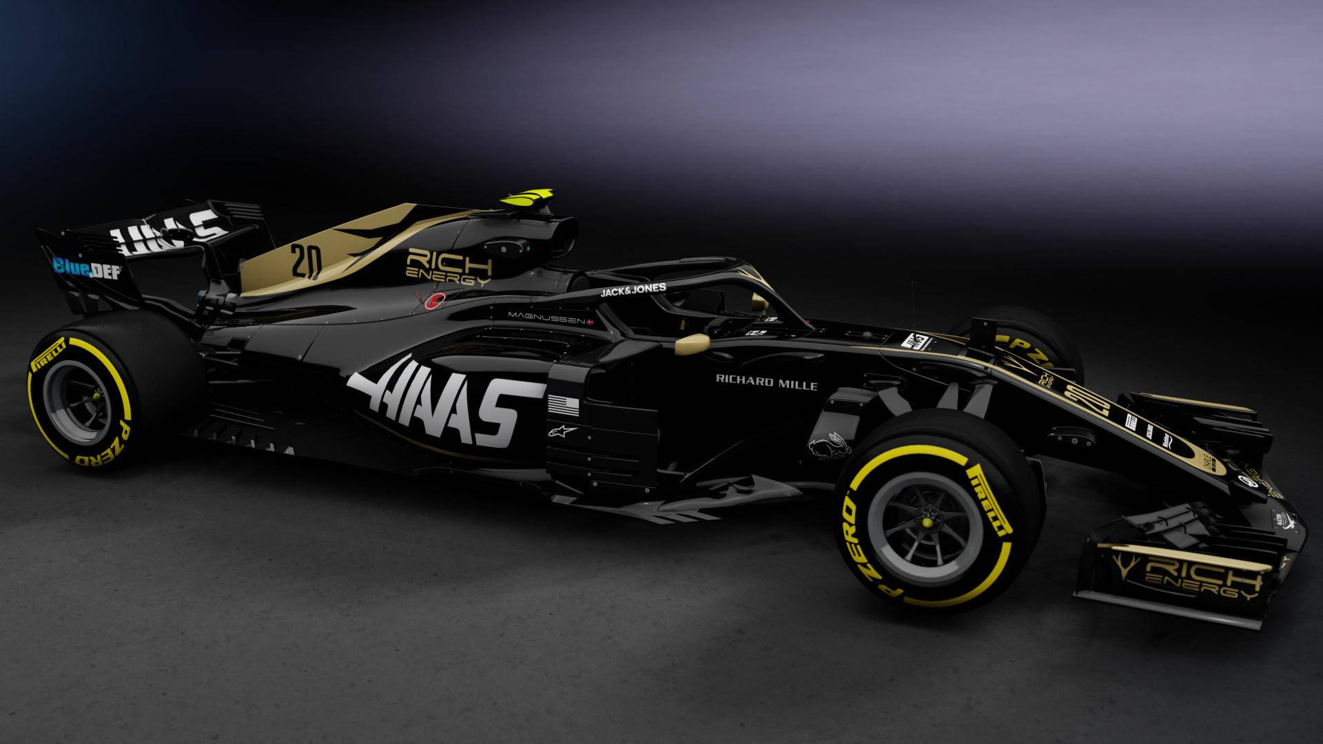 Formula One 桌布 壁紙 — 一架時尚的黑色和金色一級方程式賽車，帶有黃色點綴，在黑暗的攝影棚環境中展示。