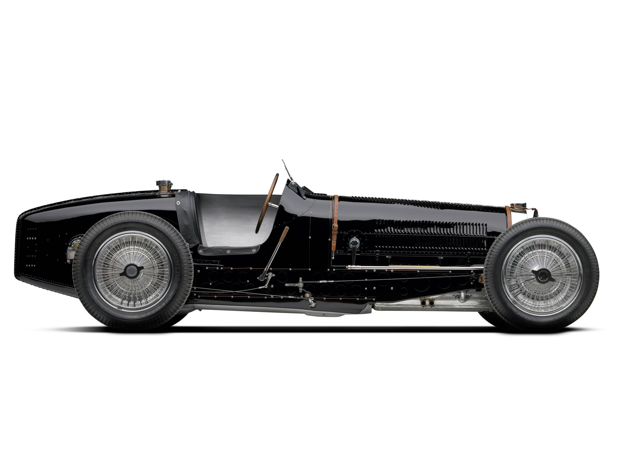 bugatti iPhone 桌布 壁紙 — 一架時尚的黑色復古賽車，配備鋼絲輻條輪和裸露引擎，孤立在白色背景上。
