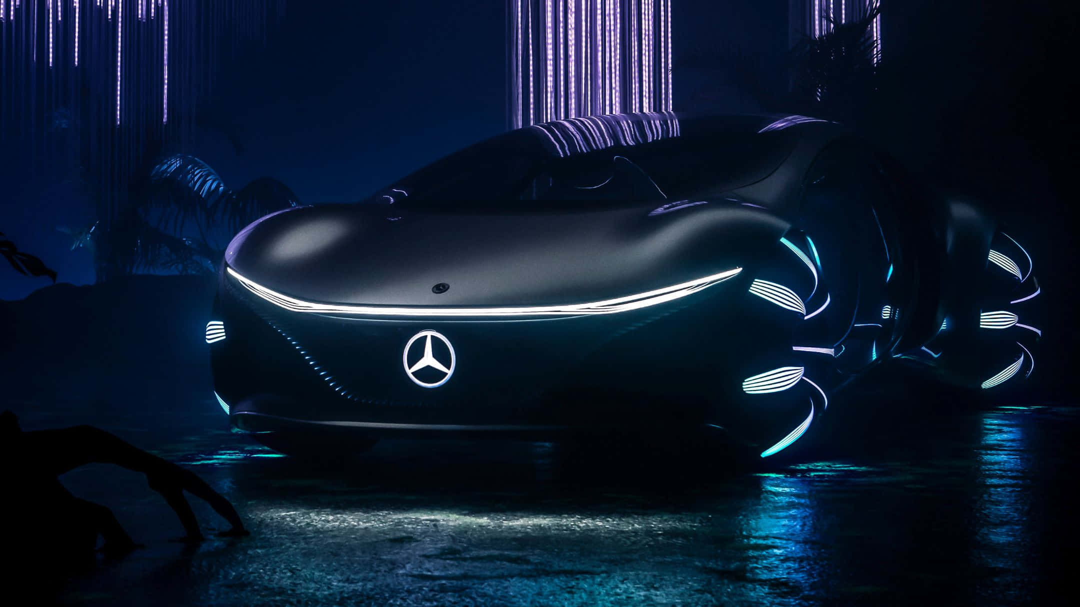 2160x1215 桌布 壁紙 — 一架時尚的黑色未來感 Mercedes 跑車在黑暗環境燈光下，在潮濕的反光表面上發出霓虹藍光。