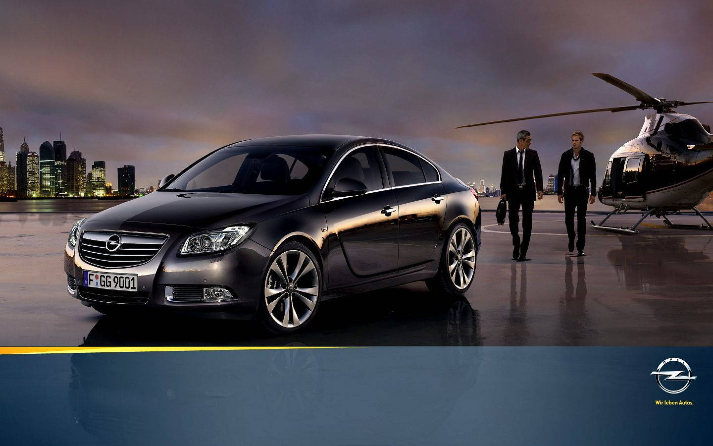 Opel 桌布 壁紙 — 一架時尚的黑色歐寶轎車在黃昏時分的濕滑直升機停機坪上閃閃發光，兩名身穿西裝的男子正走向一架直升機，背景是城市天際線。