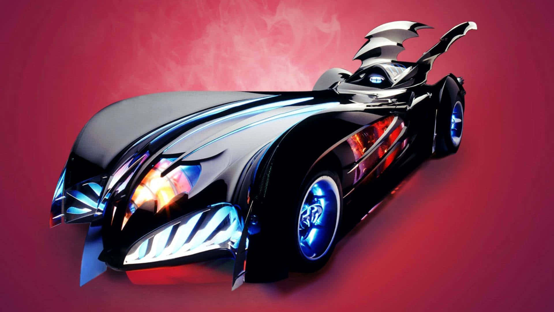 Batmobile Desktop 桌布 壁紙 — 一架時尚的黑色蝙蝠車，帶有發光的藍色燈光和蝙蝠翼門，背景是煙霧般的紅色。