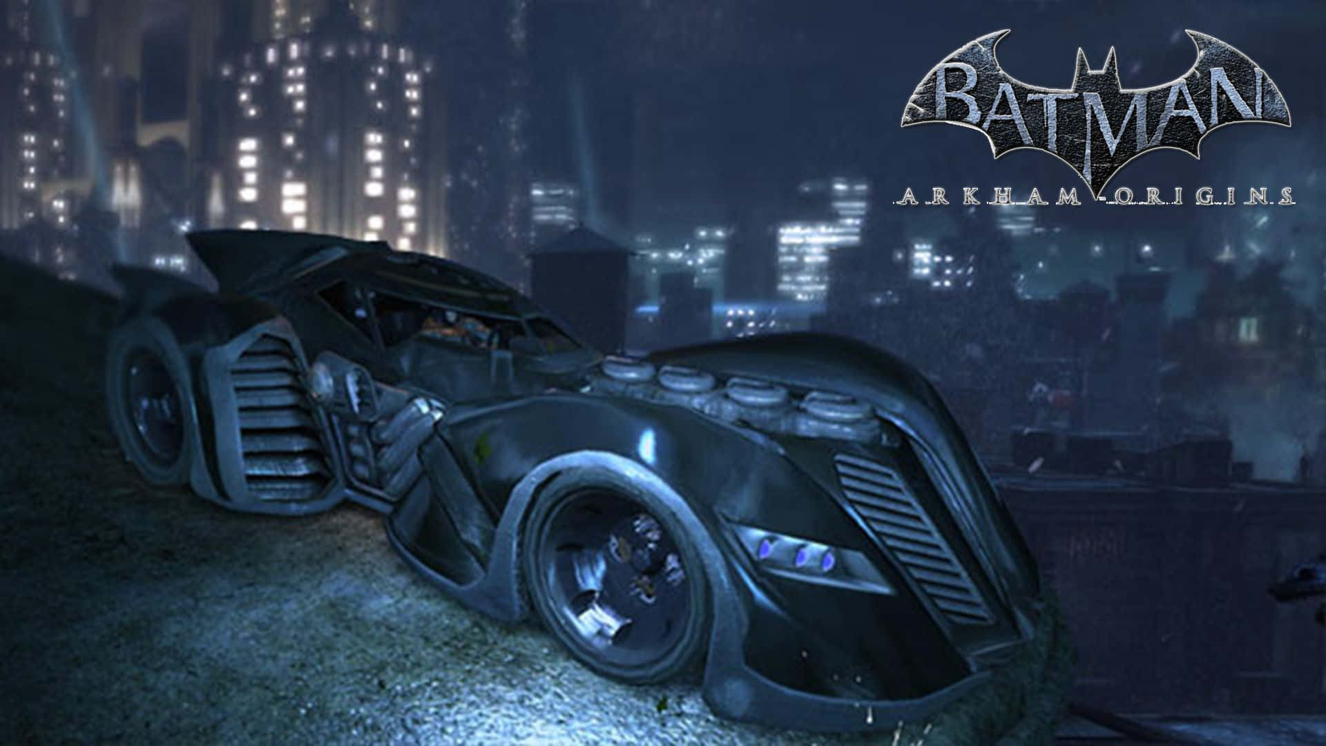 Batman Arkham Origins 桌布 壁紙 — 一架時尚的黑色蝙蝠車停在天台上，俯瞰著夜晚霓虹燈閃爍的高譚市景觀。