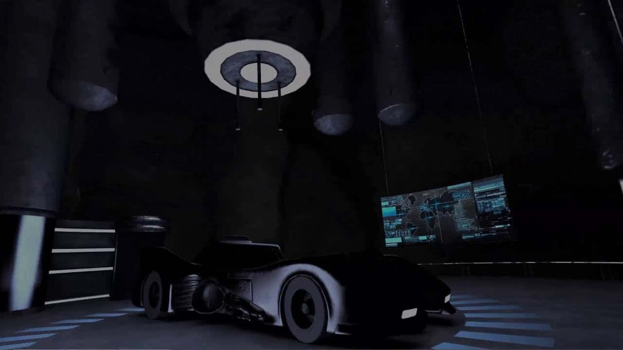 Batcave 桌布 壁紙 — 一架時尚的黑色蝙蝠車停放在昏暗的高科技車庫中，圓形燈光下帶有發光的藍色地板標記。