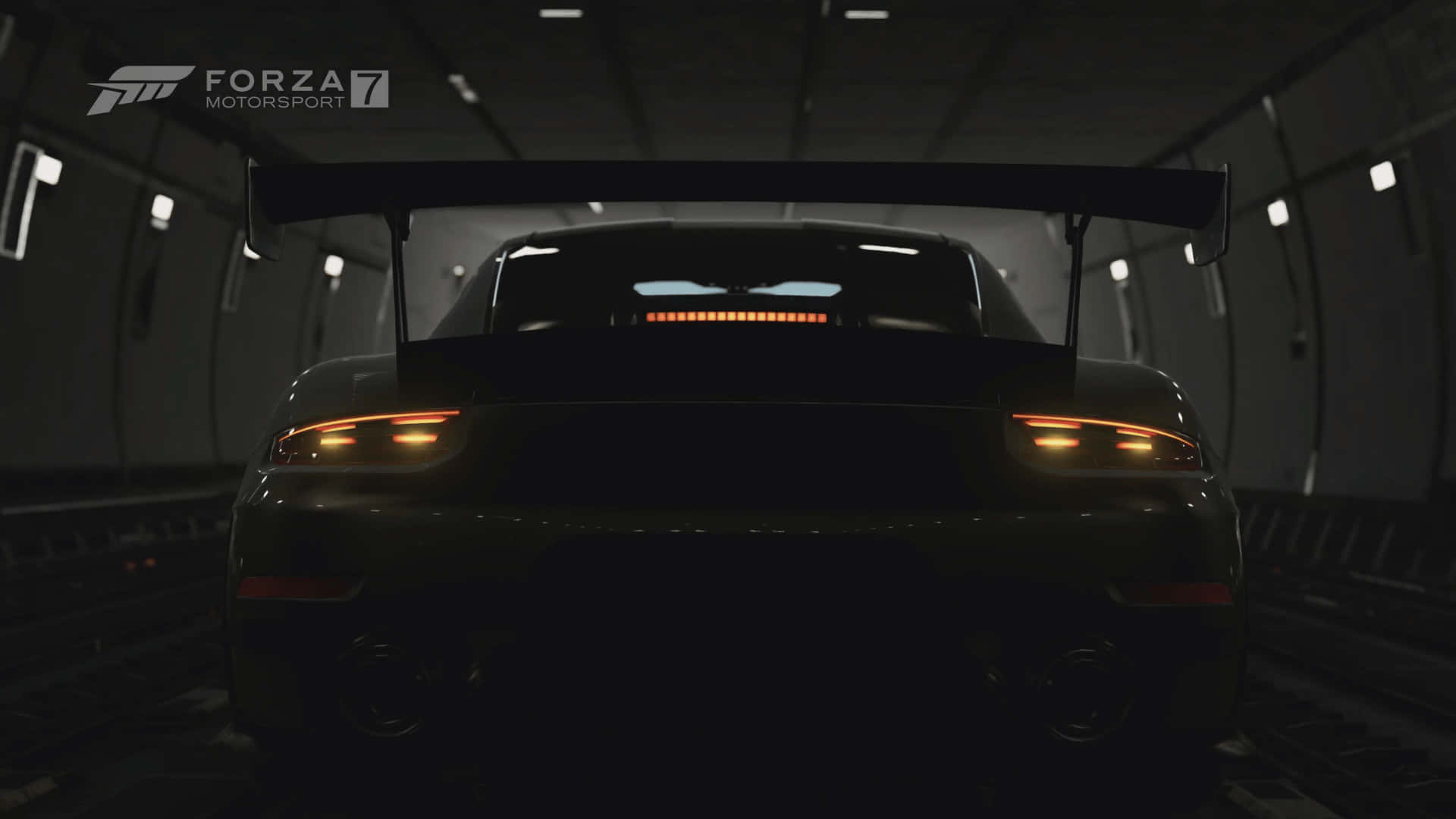 1080p Forza Motorsport 7 桌布 壁紙 — 一架時尚的黑色賽車，帶有發光的橙色尾燈，停在光線昏暗的隧道中，準備好加速。