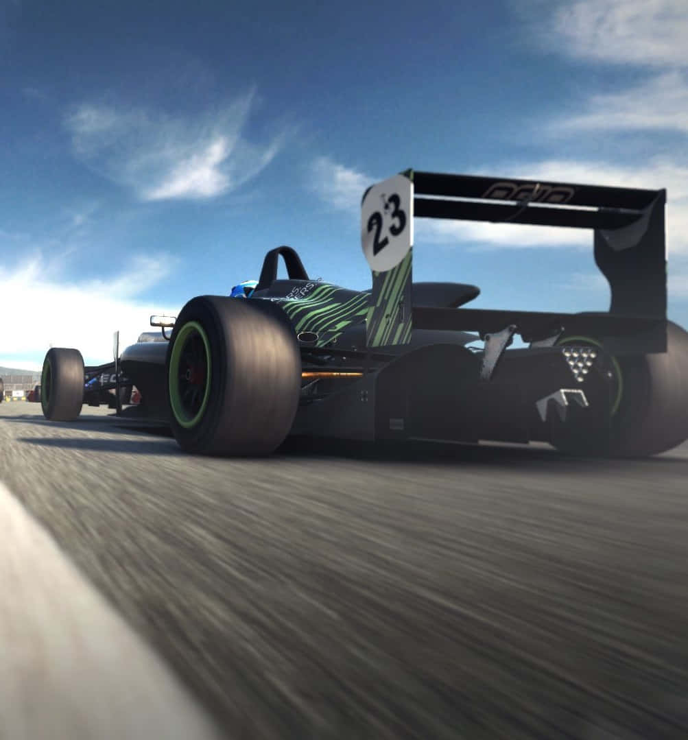 Grid Autosport 桌布 壁紙 — 一架時尚的黑色賽車帶有綠色點綴，在晴朗藍天和縷縷白雲下疾馳在賽道上。