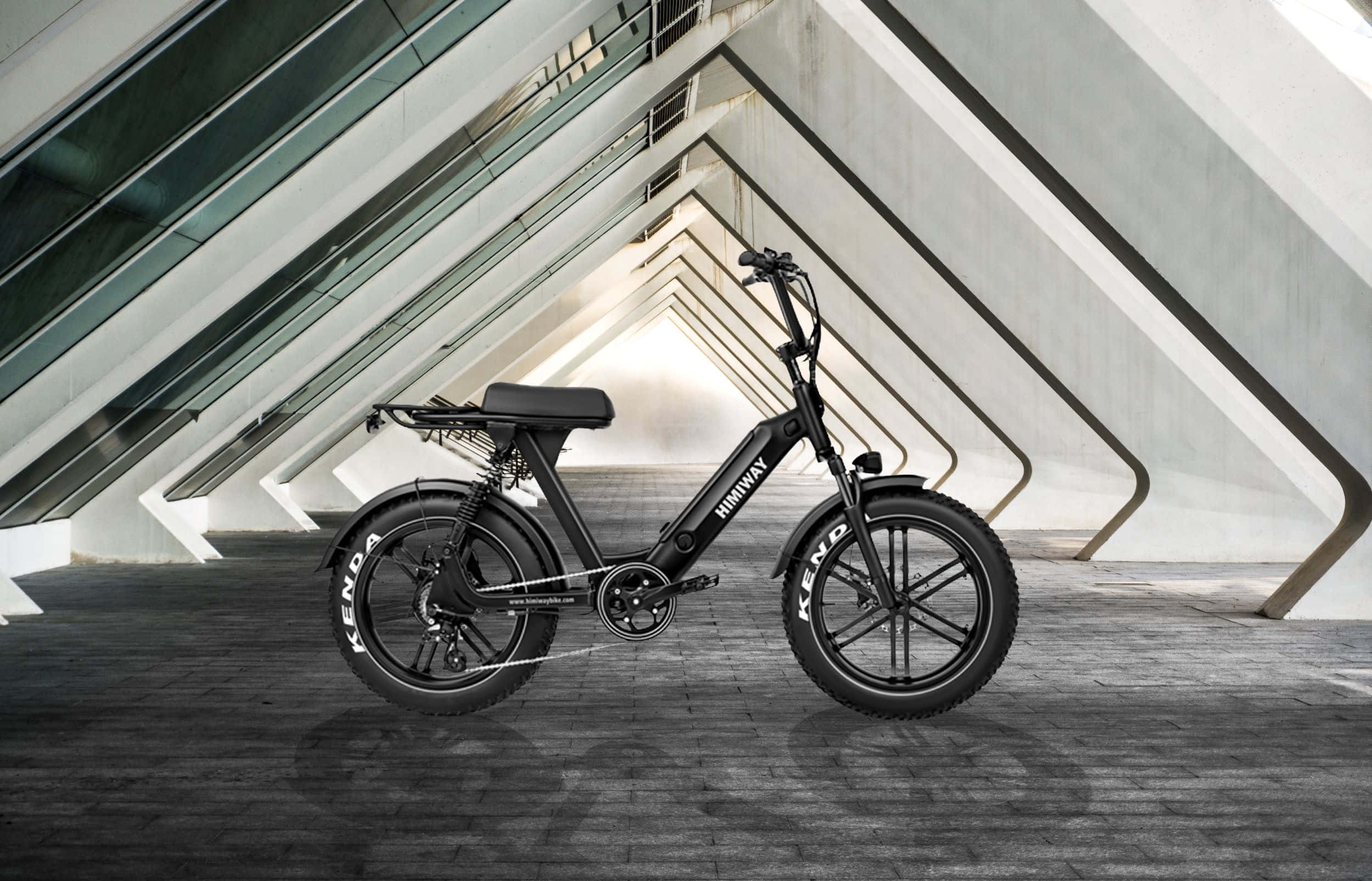 Electric Bike 桌布 壁紙 — 一架時尚的黑色電動自行車停放在現代幾何玻璃與混凝土建築結構下。