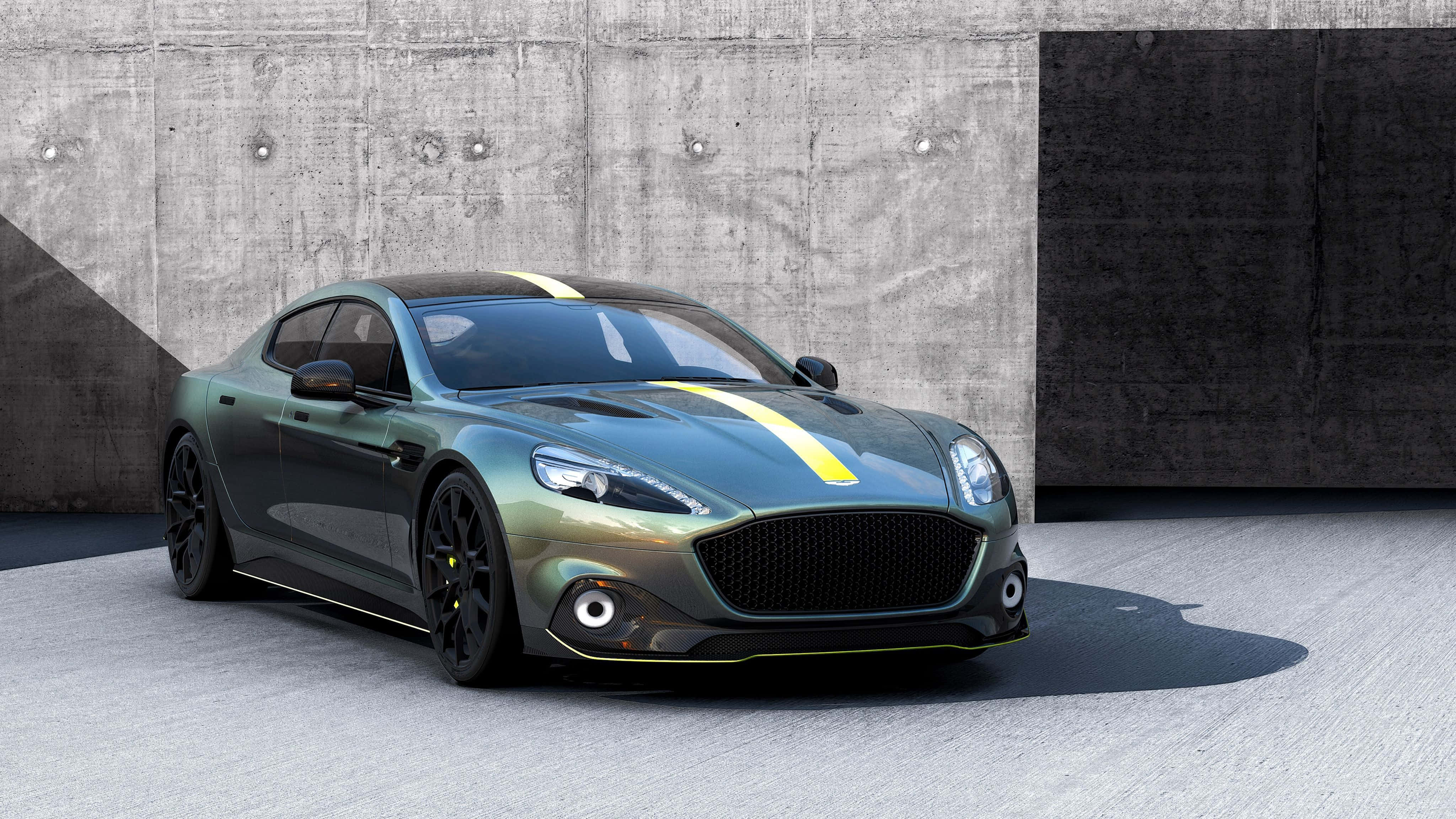 Aston Martin Rapide S 桌布 壁紙 — 一架時尚綠色Aston Martin，帶有黃色賽車條紋，停靠在紋理混凝土牆前。