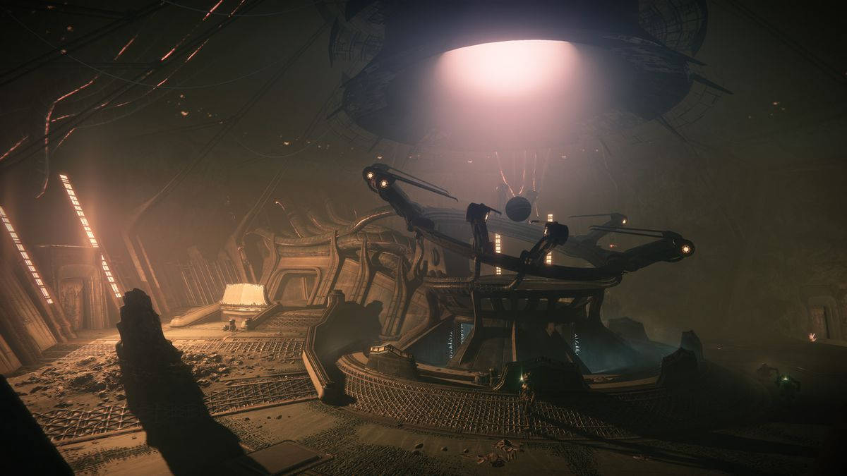 destiny 2 shadowkeep 桌布 壁紙 — 一架未來風格的無人機在昏暗、佈滿灰塵的科幻機庫中，在發光的圓頂燈下盤旋。
