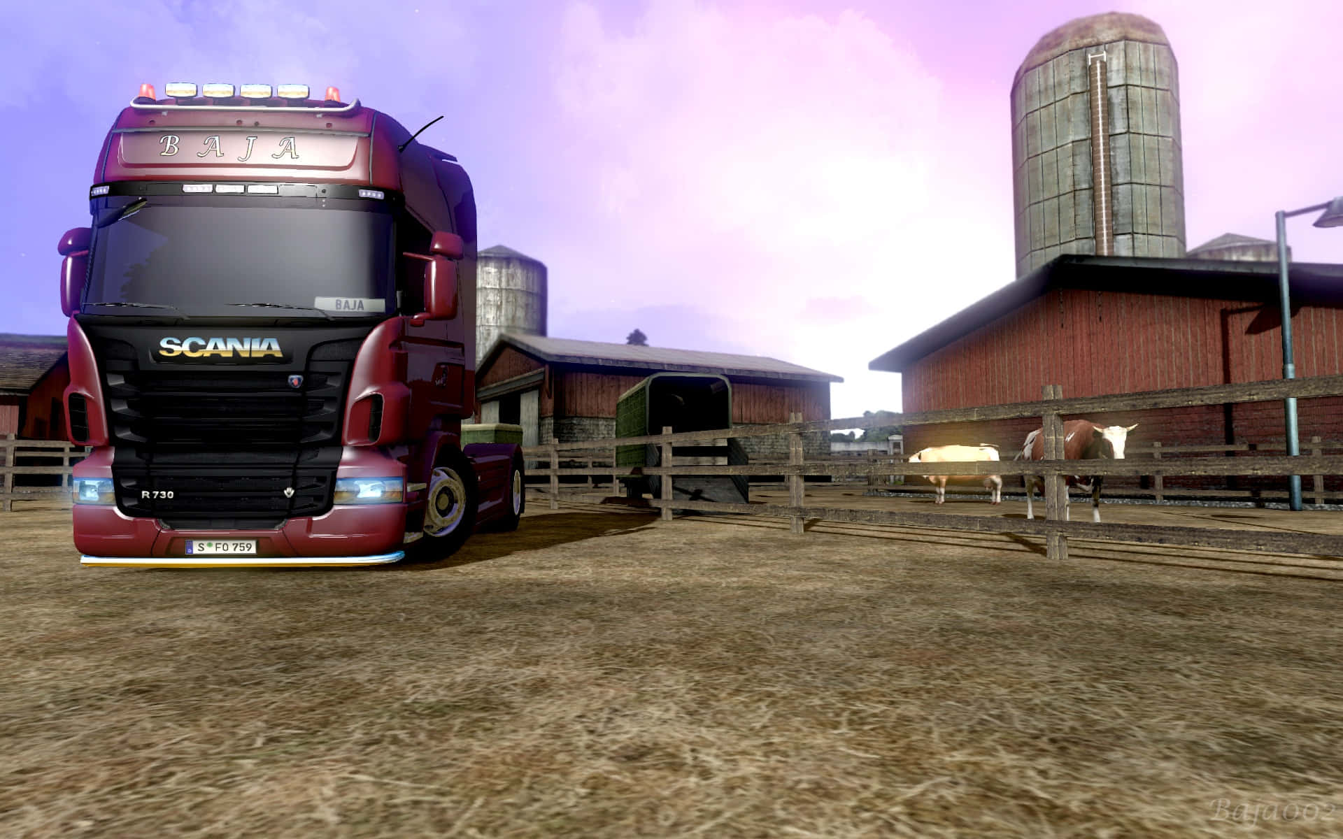 Simulation Games 桌布 壁紙 — 一架栗色 Scania R730 卡車停泊在泥土上，靠近紅色穀倉和牛群，背景是紫色黃昏天空。