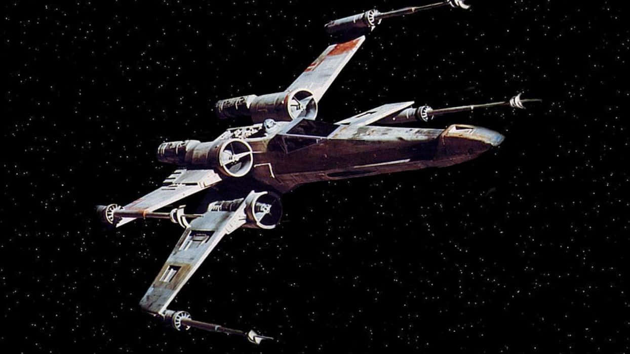 X-wing Fighter 桌布 壁紙 — 一架歷經風霜的X-wing星際戰鬥機，帶著戰鬥傷痕和發光的引擎，翱翔在滿是星辰的虛空中。