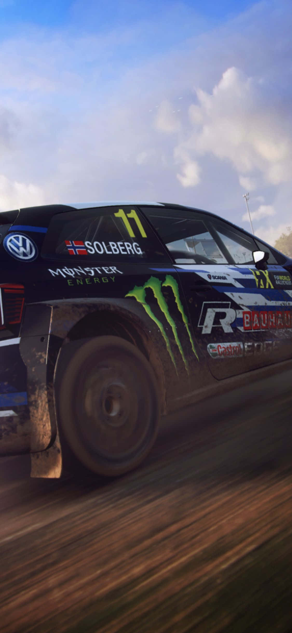 iPhone X Dirt Rally 桌布 壁紙 — 一架沾滿泥濘的福斯汽車拉力賽車，車號11，帶有Monster Energy品牌標誌，在多雲的天空下於泥地賽道上奔馳。