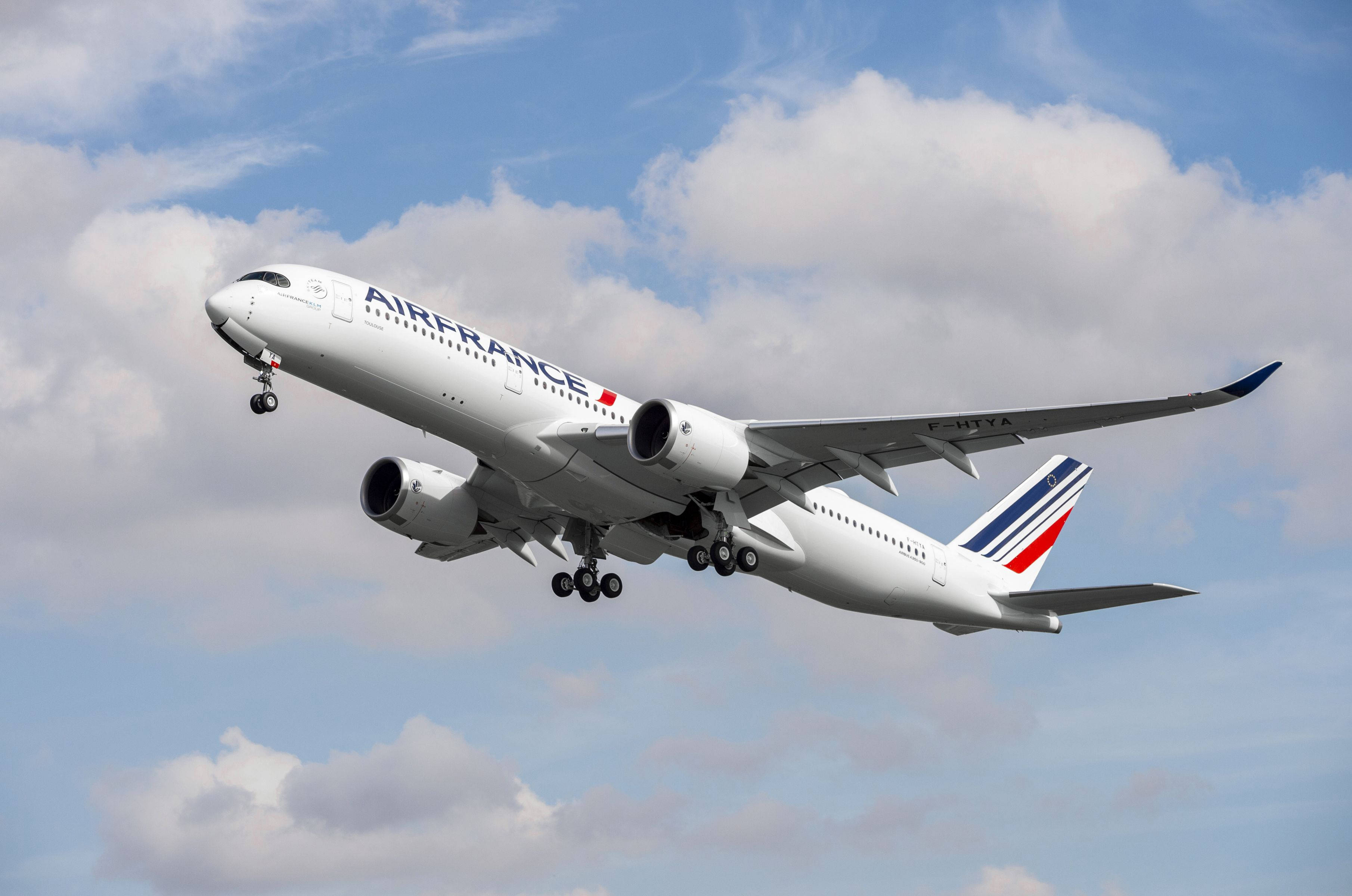 Plane 桌布 壁紙 — 一架法國航空的空中巴士A350在局部多雲的藍天中翱翔，起落架已放下。