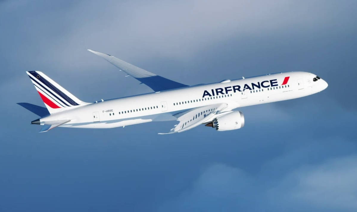 Plane 桌布 壁紙 — 一架法國航空空中巴士A350在晴朗藍天中優雅翱翔，下方有縷縷白雲。