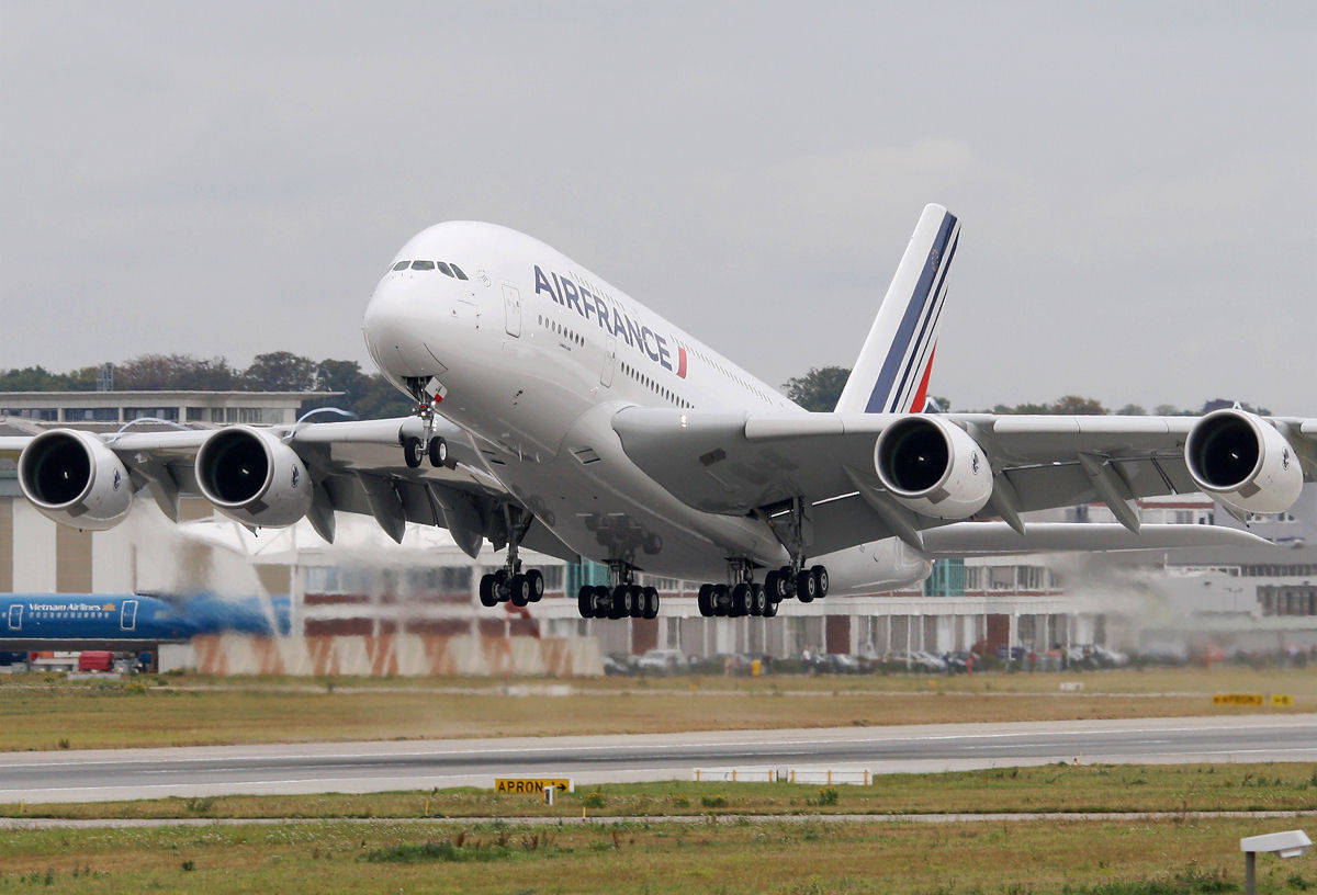 Plane 桌布 壁紙 — 一架法國航空空中巴士A380在多雲的天空下，起落架伸出，從跑道起飛。
