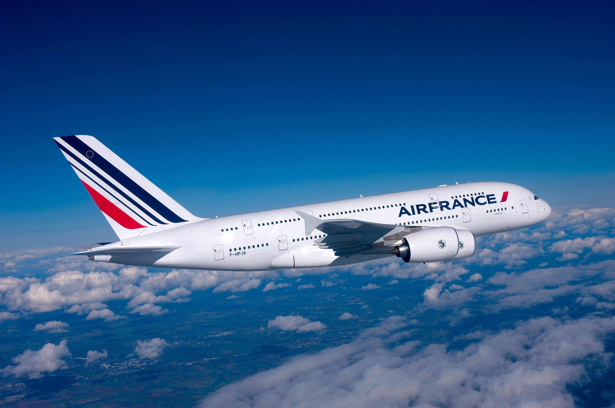 Plane 桌布 壁紙 — 一架法國航空空中巴士A380在晴朗藍天下翱翔於蓬鬆白雲之上，地球在下方清晰可見。
