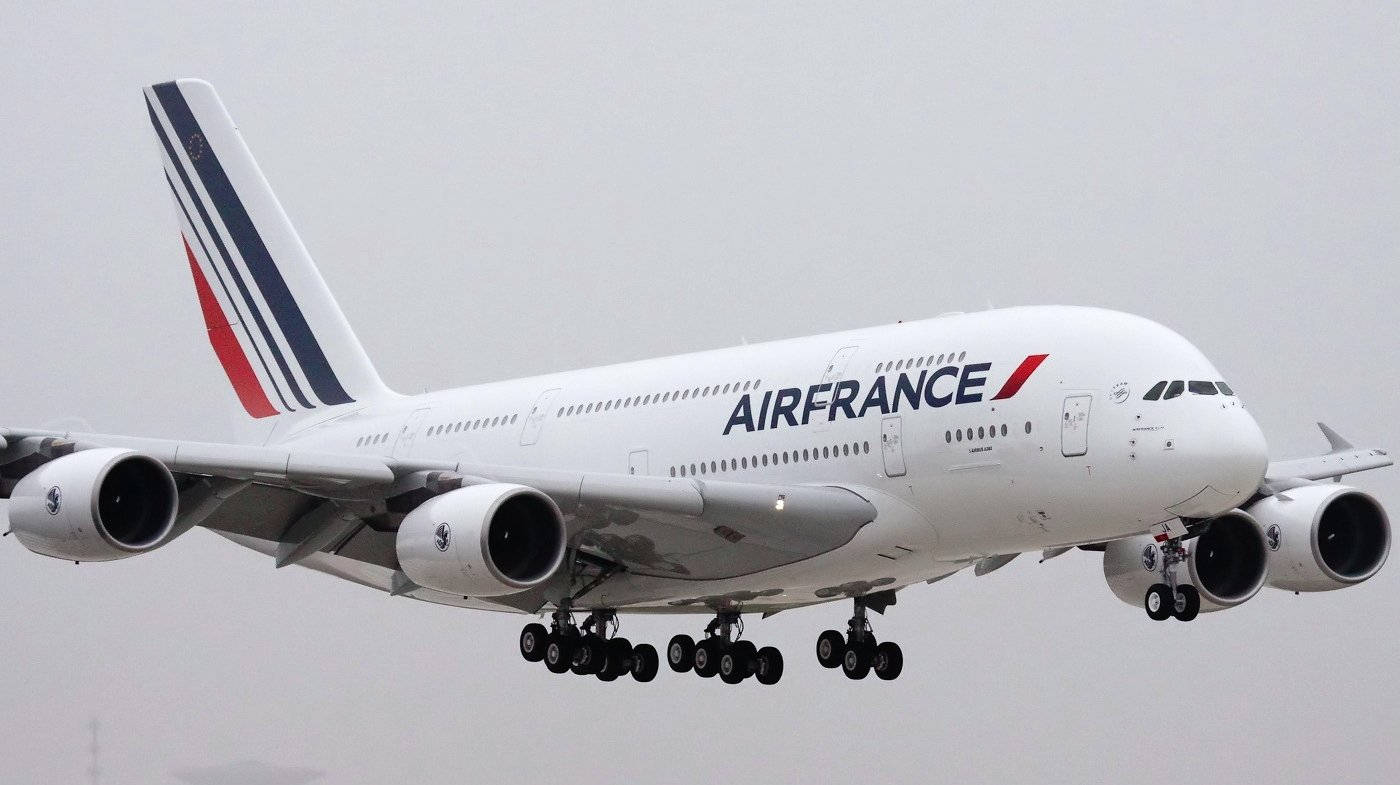 Plane 桌布 壁紙 — 一架法國航空空中巴士A380在灰色陰天背景下放下起落架下降。