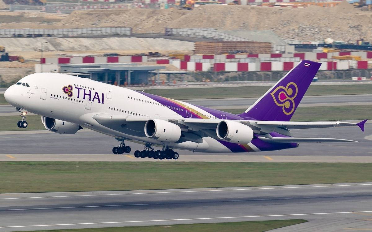 Airport 桌布 壁紙 — 一架泰國航空空中巴士A380正在機場跑道起飛，起落架伸出，背景是航廈大樓及土木工程。