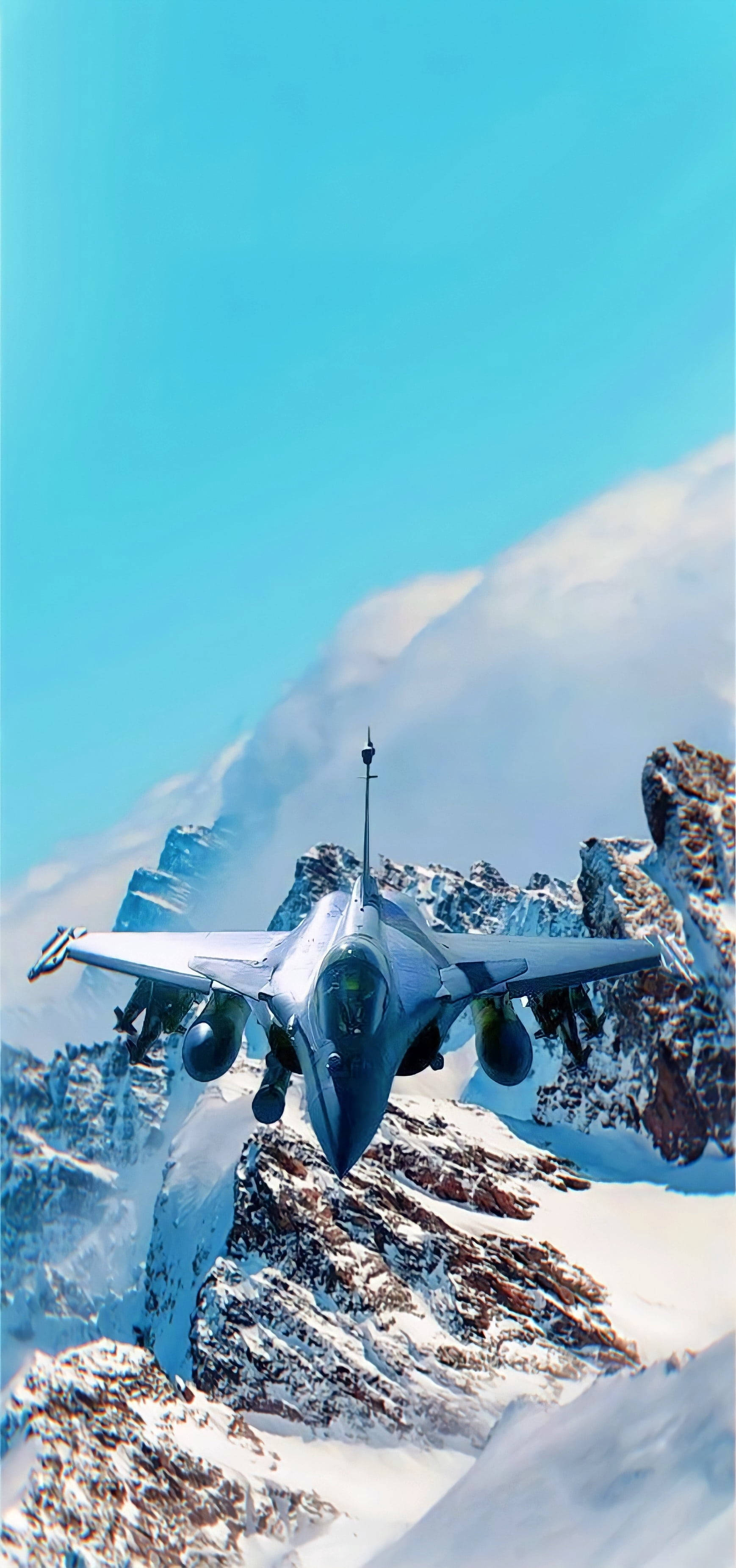 jet iPhone 桌布 壁紙 — 一架流線型戰鬥機在晴朗的藍天下低空飛越積雪的山峰。