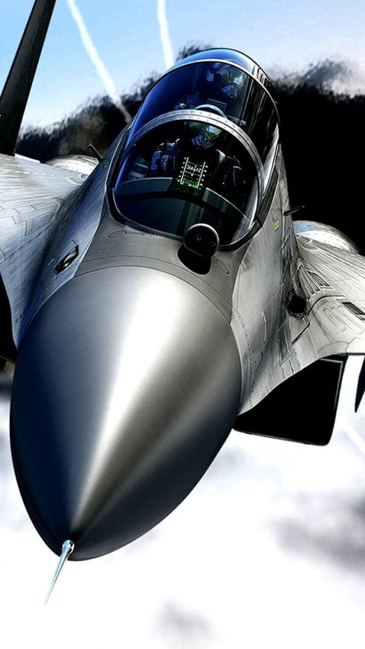 jet iPhone 桌布 壁紙 — 一架流線型戰鬥機在雲層中翱翔，駕駛艙內的飛行員在明亮的天空下清晰可見。
