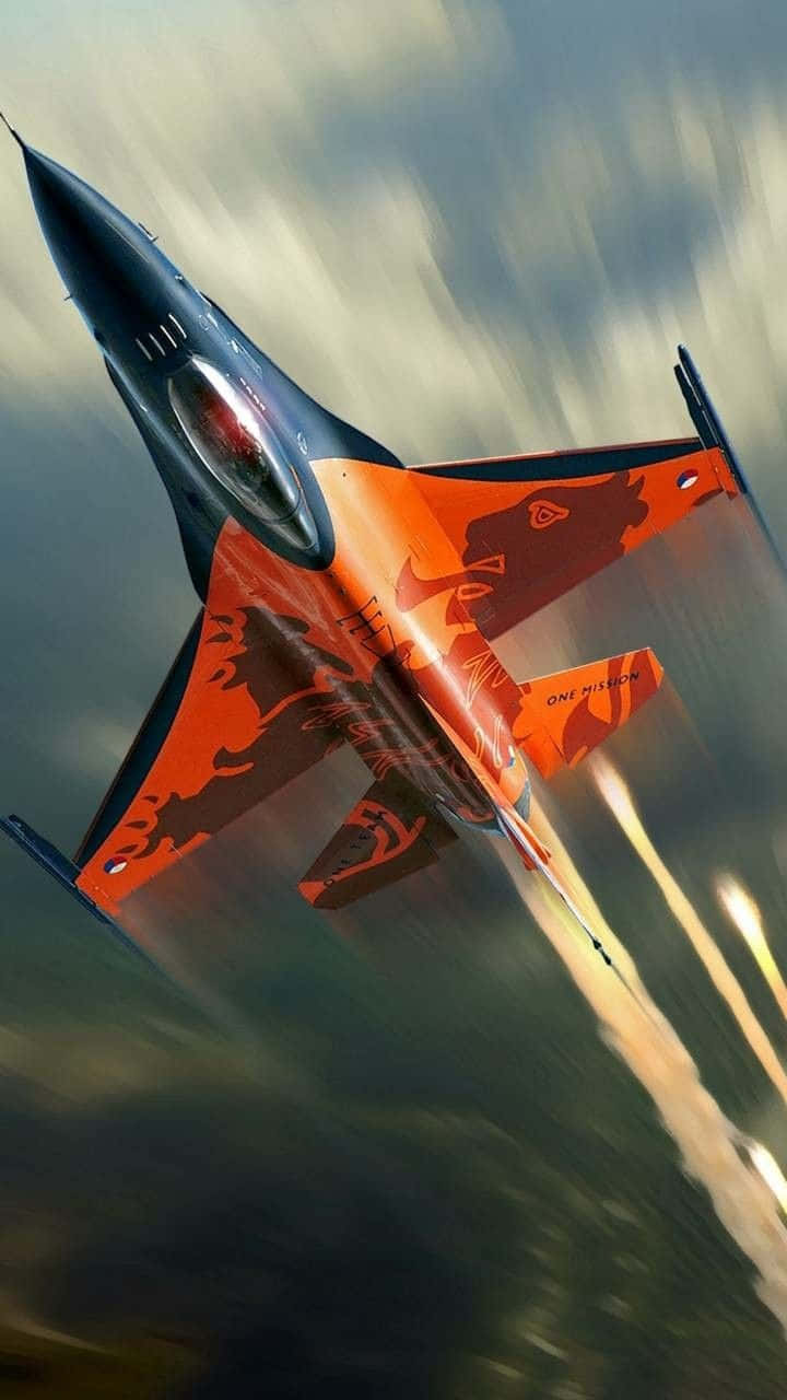 Android Jumbo Jets 桌布 壁紙 — 一架流線型戰鬥機帶有火橙色和黑色迷彩，在暴風雨中翱翔，留下煙霧痕跡。