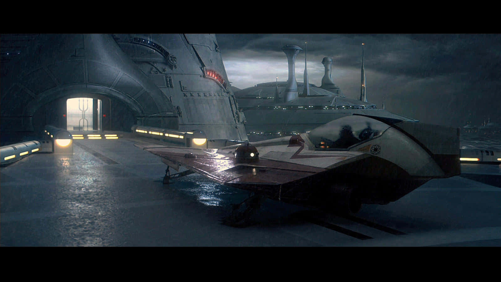 Kamino 桌布 壁紙 — 一架流線型星際戰機停泊在濕漉漉的機庫甲板上，背景是暴風雨的天空和宏偉的未來主義建築。