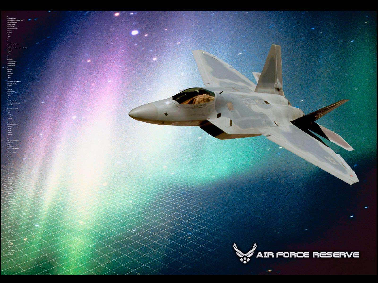 Air Force 桌布 壁紙 — 一架流線型灰色戰鬥機在充滿極光的鮮豔天空中翱翔，背景有數位網格線和星空。