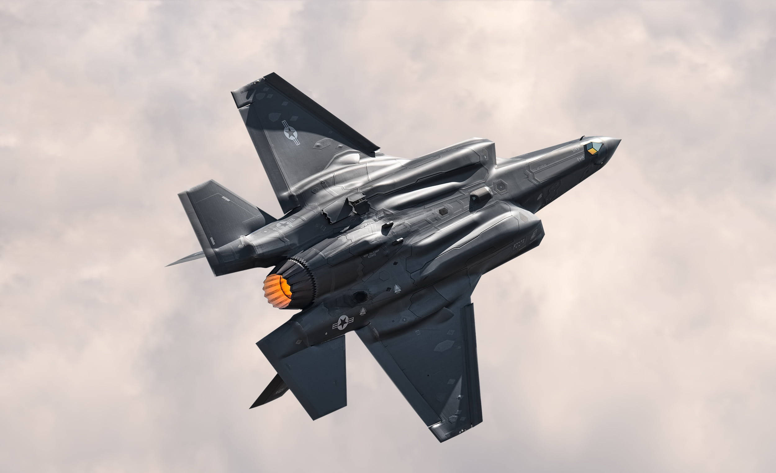 軍事動圖 桌布 壁紙 — 一架流線型灰色戰鬥機在陰天翱翔，其後燃器發出橙色光芒。