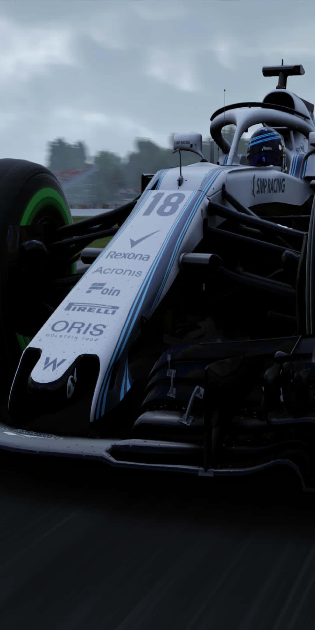 F1 桌布 壁紙 — 一架流線型白色和藍色的F1賽車，號碼18，在陰天下濕滑的賽道上奔馳。