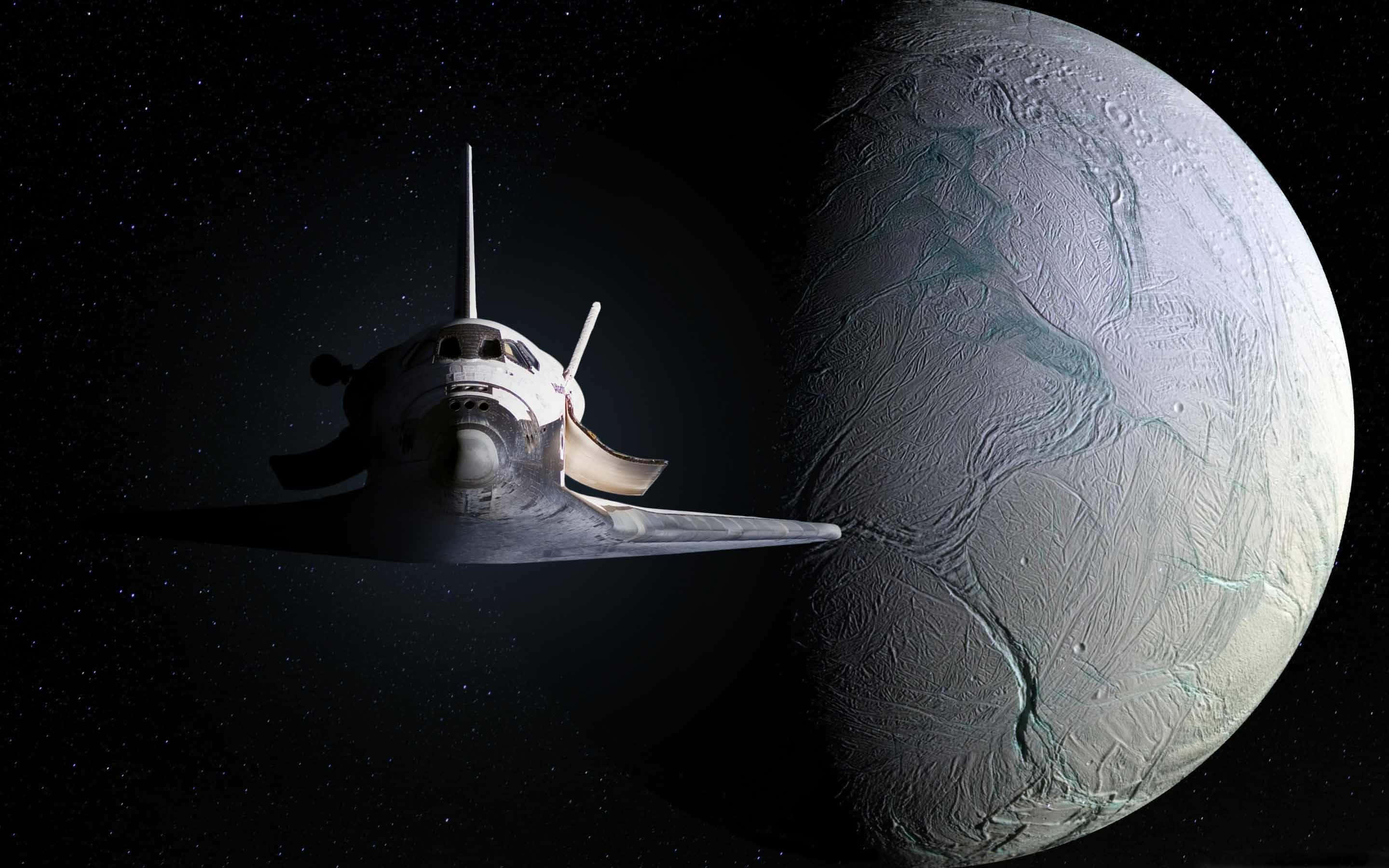 Space Exploration 桌布 壁紙 — 一架流線型白色太空梭在佈滿星空的虛空中，掠過一個表面佈滿裂縫的巨大冰月。