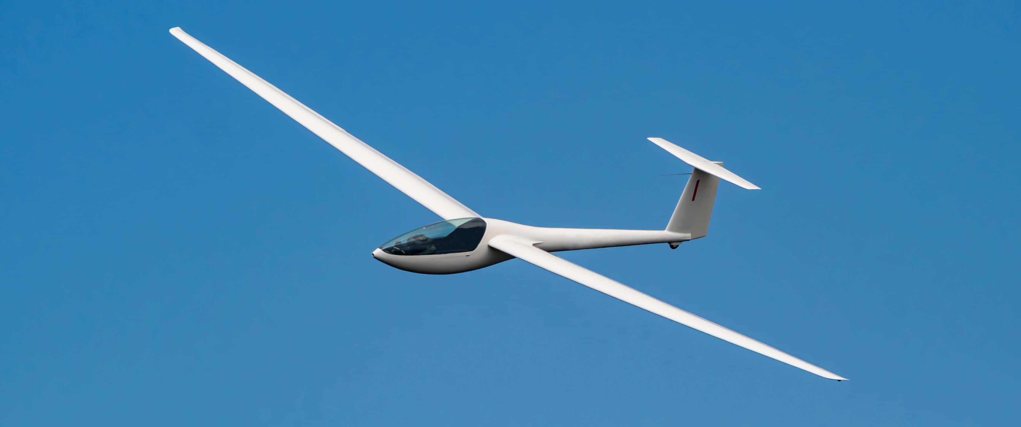 3440x1440p Small Planes 桌布 壁紙 — 一架流線型白色滑翔機在萬里無雲的清澈藍天中優雅翱翔。