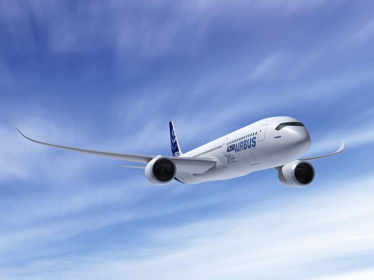 飛機 桌布 壁紙 — 一架流線型白色空中巴士飛機在帶有縷縷薄雲的明亮藍天中優雅翱翔。