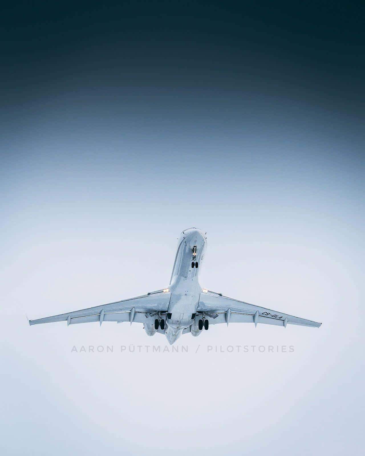 Plane 桌布 壁紙 — 一架流線型白色飛機向上翱翔，背景是從淺藍色漸變到深藍綠色的天空。