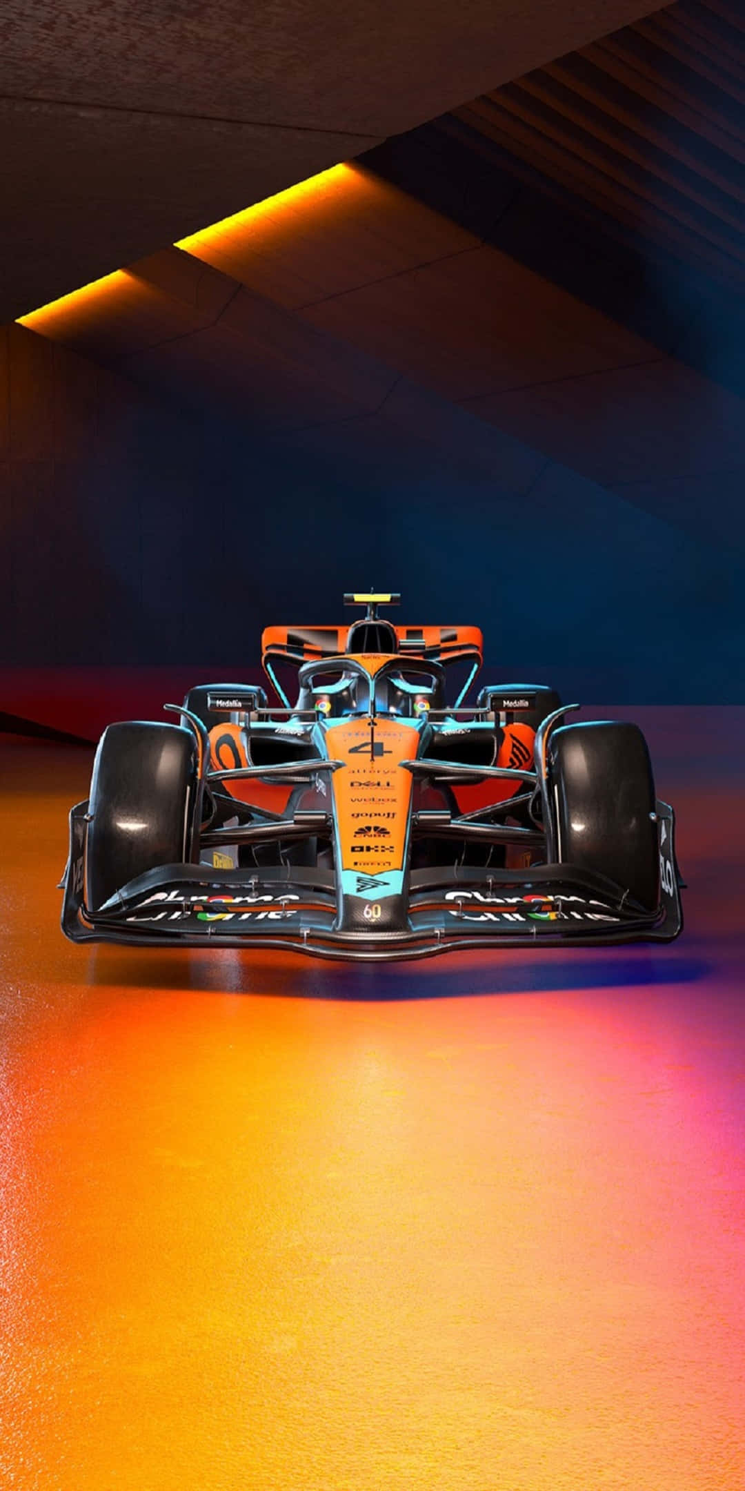 F1 2016 桌布 壁紙 — 一架流線型的橙色和藍色一級方程式賽車在黑暗的未來風格車庫中被溫暖的橙色燈光戲劇性地照亮。
