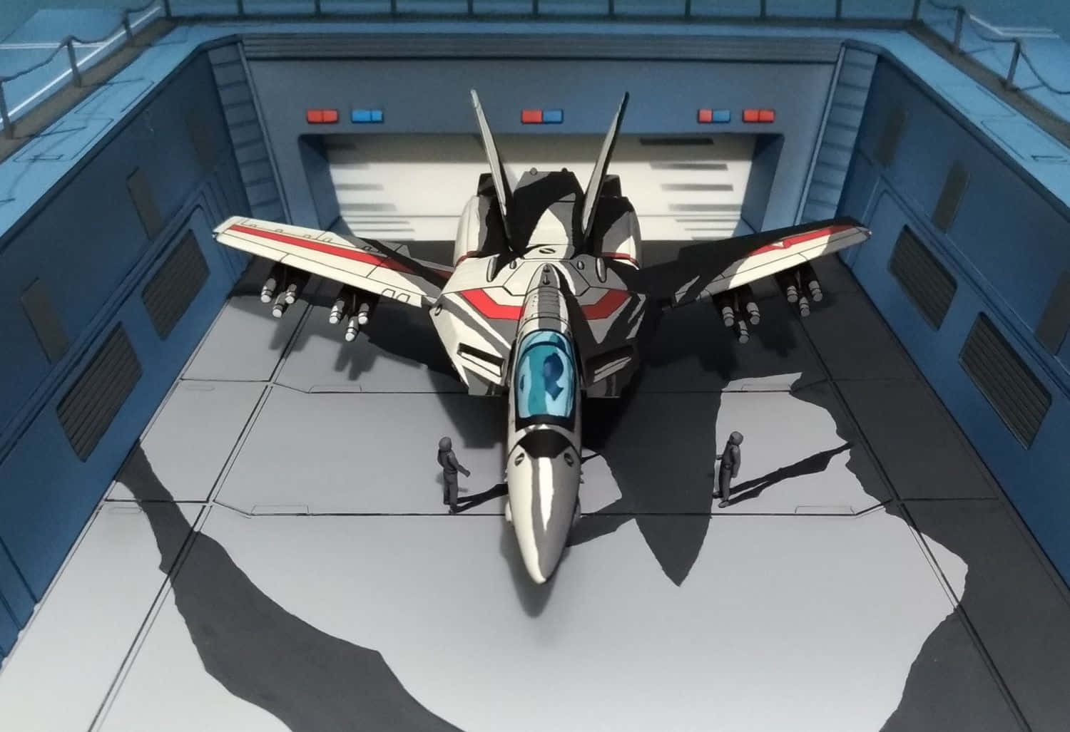 Macross 桌布 壁紙 — 一架流線型的白色和紅色戰鬥機停在一個高科技機庫中，兩個小人影在明亮的人造光下檢查它。