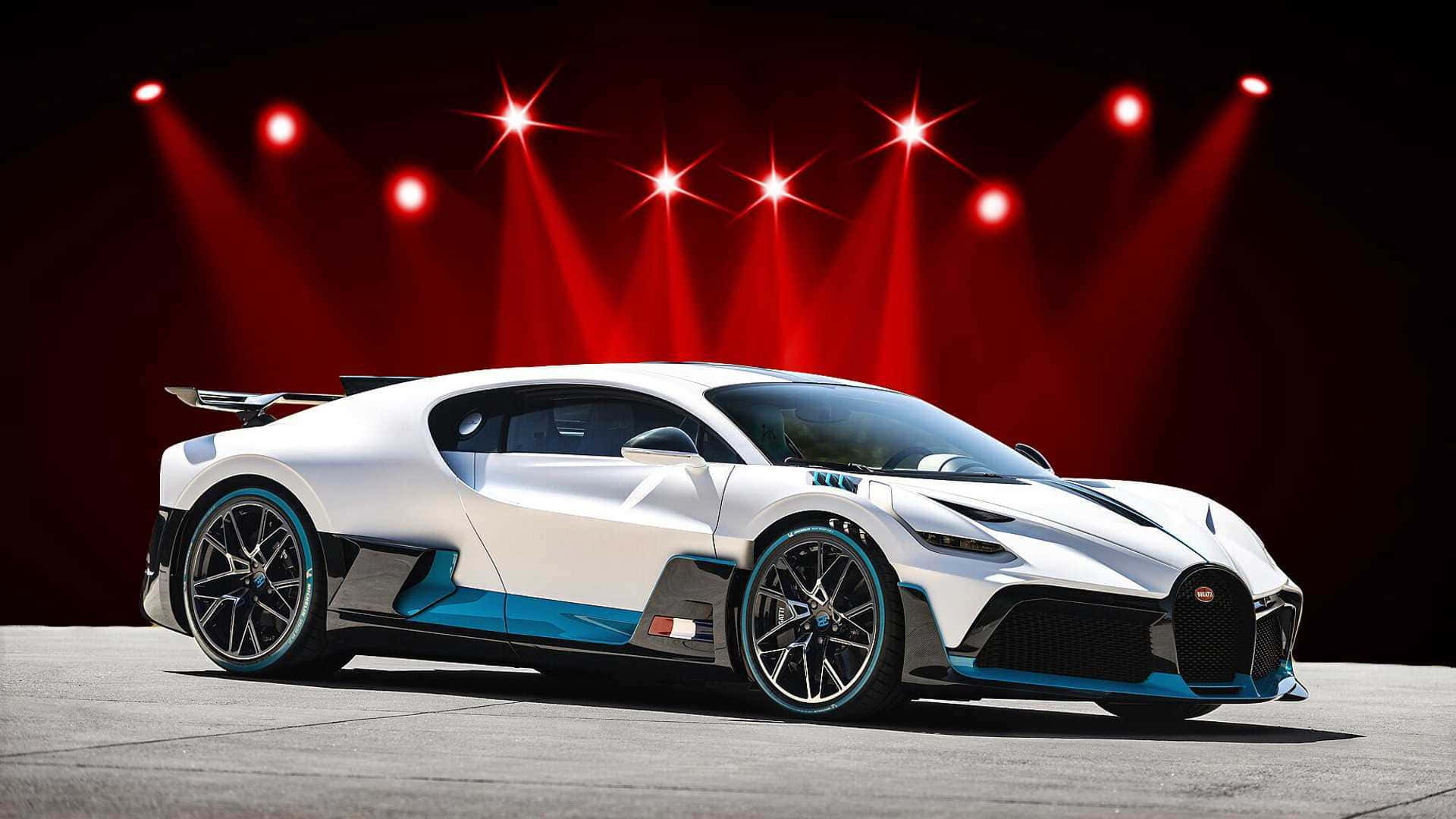 cars 桌布 壁紙 — 一架流線型的白色和藍色 Bugatti 超跑在黑暗的舞台上被紅色聚光燈戲劇性地照亮。