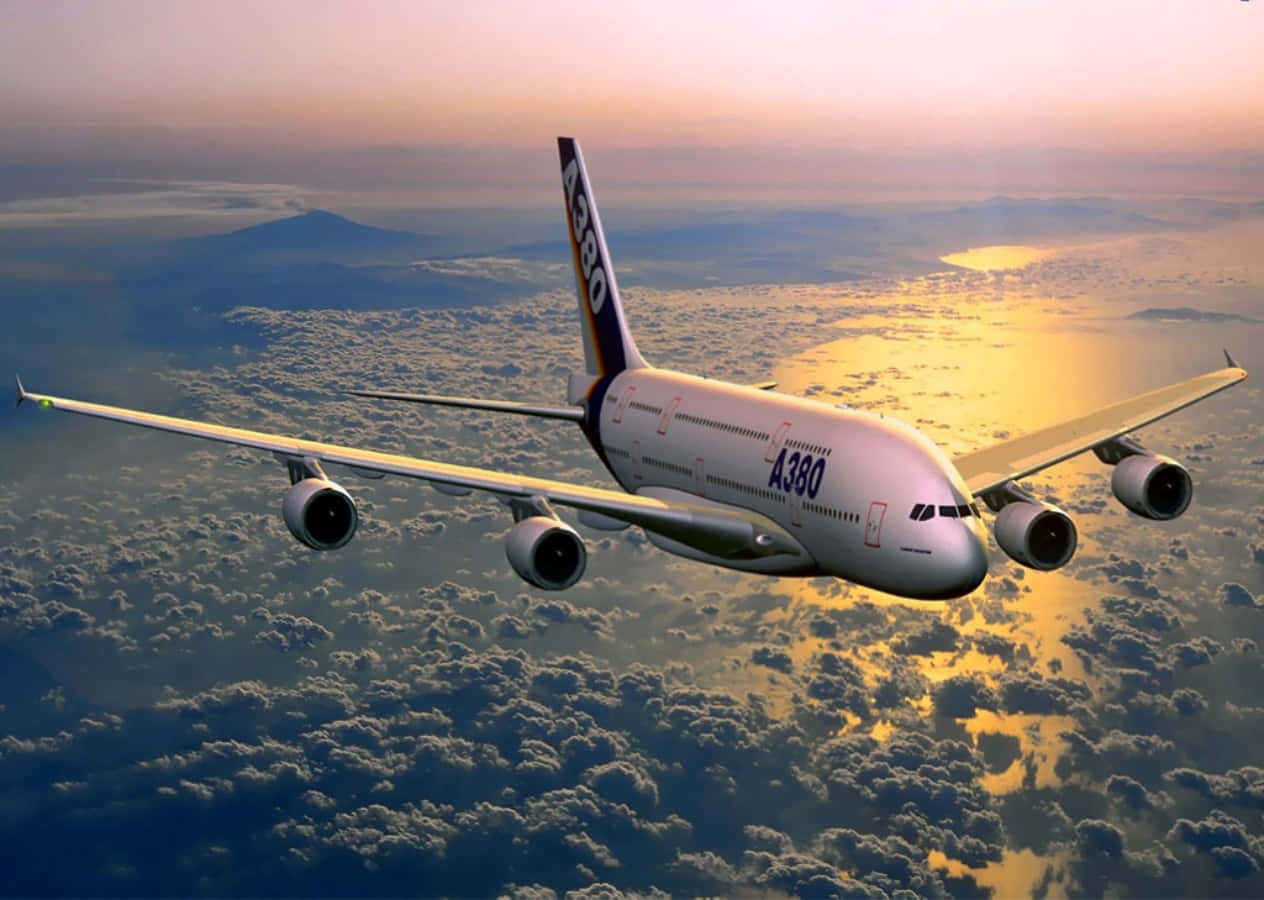 飛機 桌布 壁紙 — 一架流線型的空中巴士A380在日落時分翱翔於蓬鬆的雲層之上，金色光芒灑在機身和引擎上。