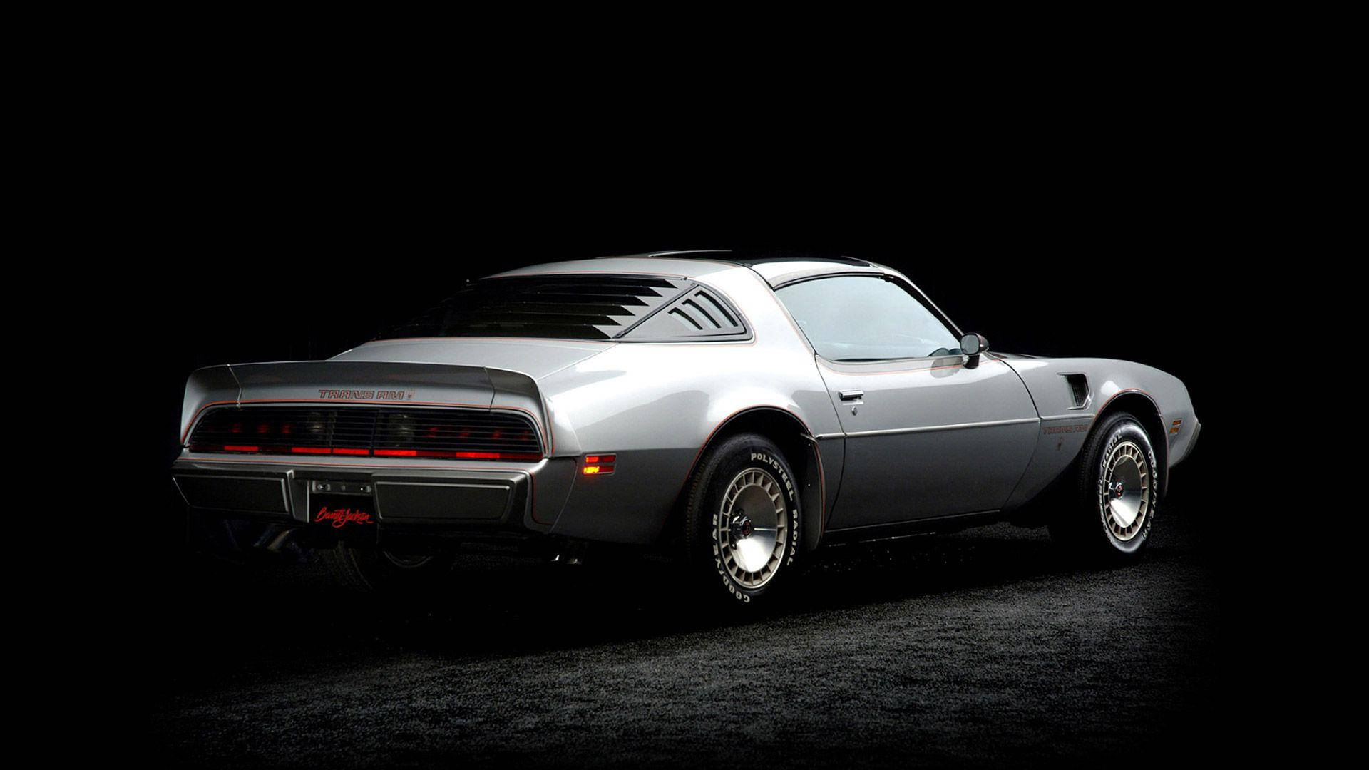 龐蒂克 桌布 壁紙 — 一架流線型的銀色 Pontiac Trans Am 肌肉車在黑色背景的攝影棚燈光下閃耀。