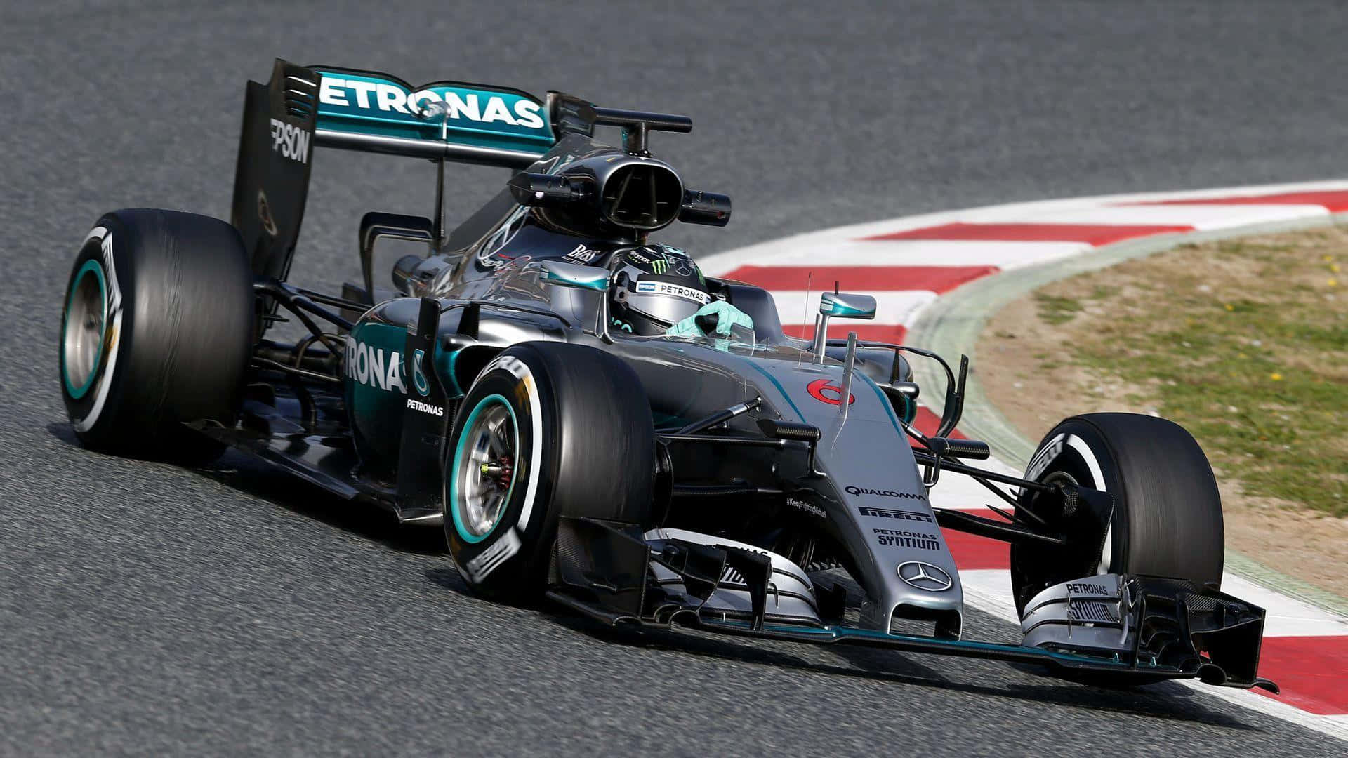 F1 2016 桌布 壁紙 — 一架流線型的銀色和藍綠色賓士一級方程式賽車在賽道上高速駛過一個急彎，賽道有紅色和白色的路緣石。