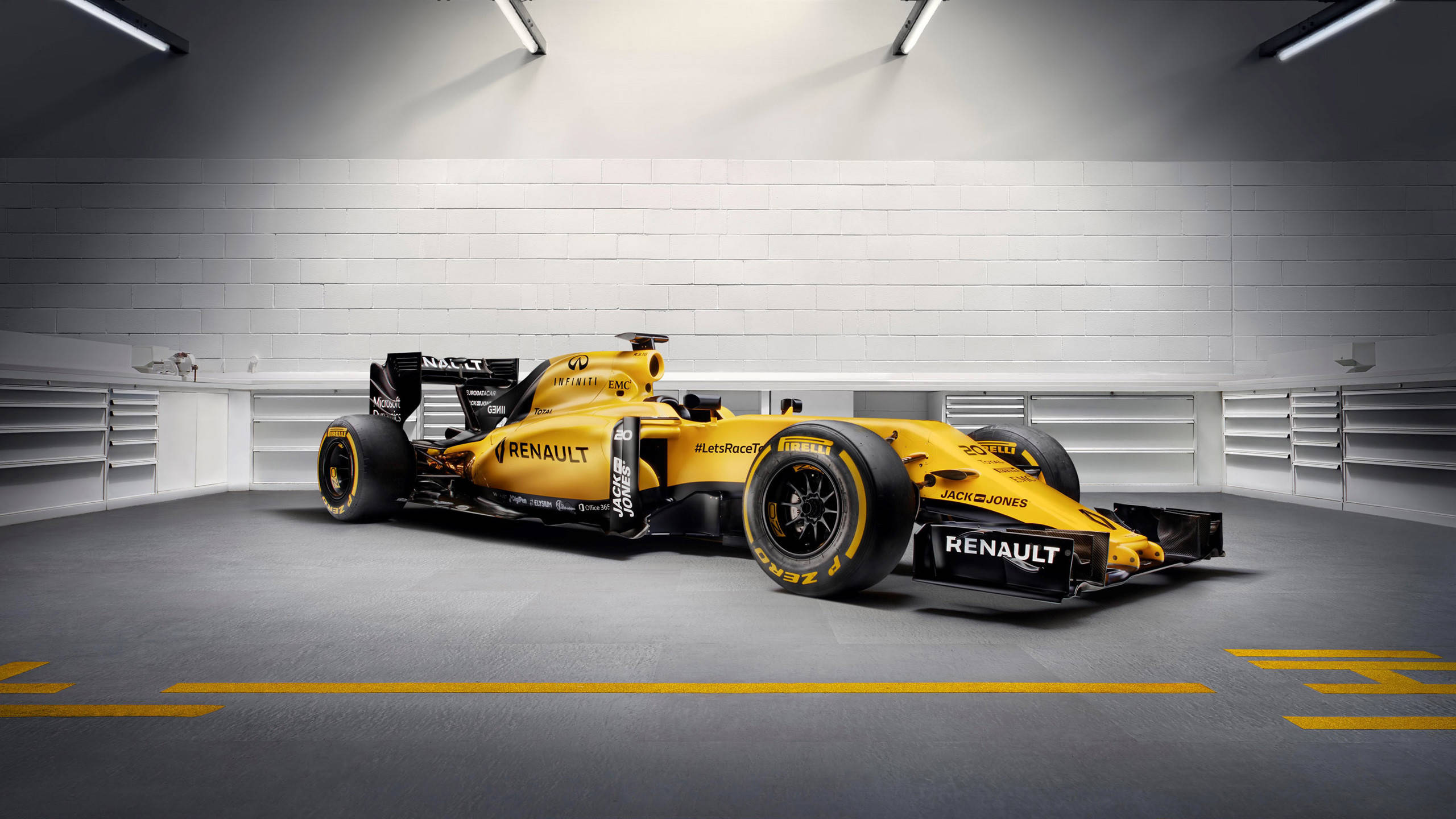 酷炫F1 桌布 壁紙 — 一架流線型的黃色雷諾一級方程式賽車在簡約的白色車庫中展示，配以工業照明。