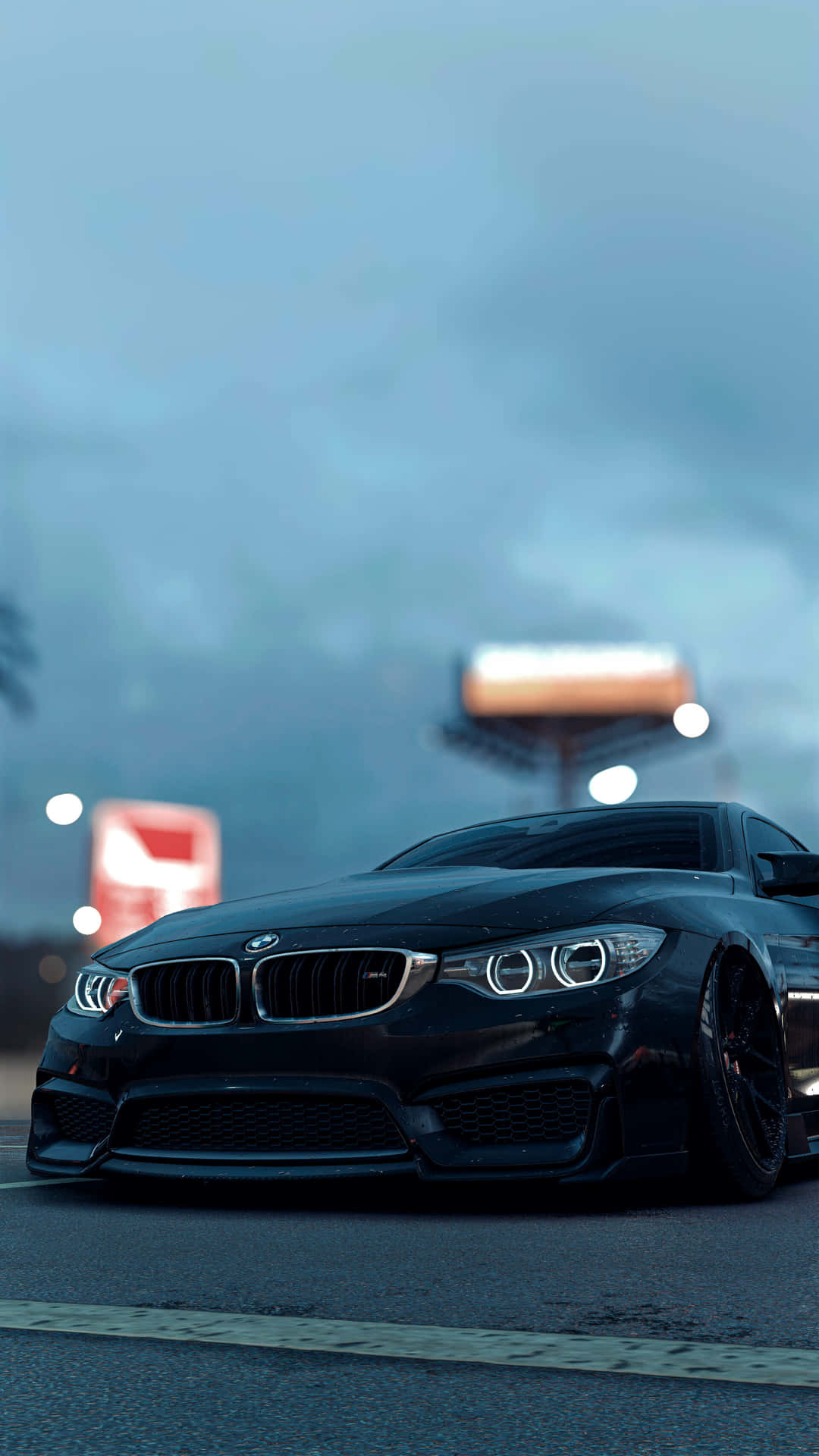 BMW 動圖 桌布 壁紙 — 一架流線型的黑色BMW跑車在潮濕的道路上行駛，天空陰沉沉的暮色中，遠處模糊的霓虹燈招牌閃爍著光芒。