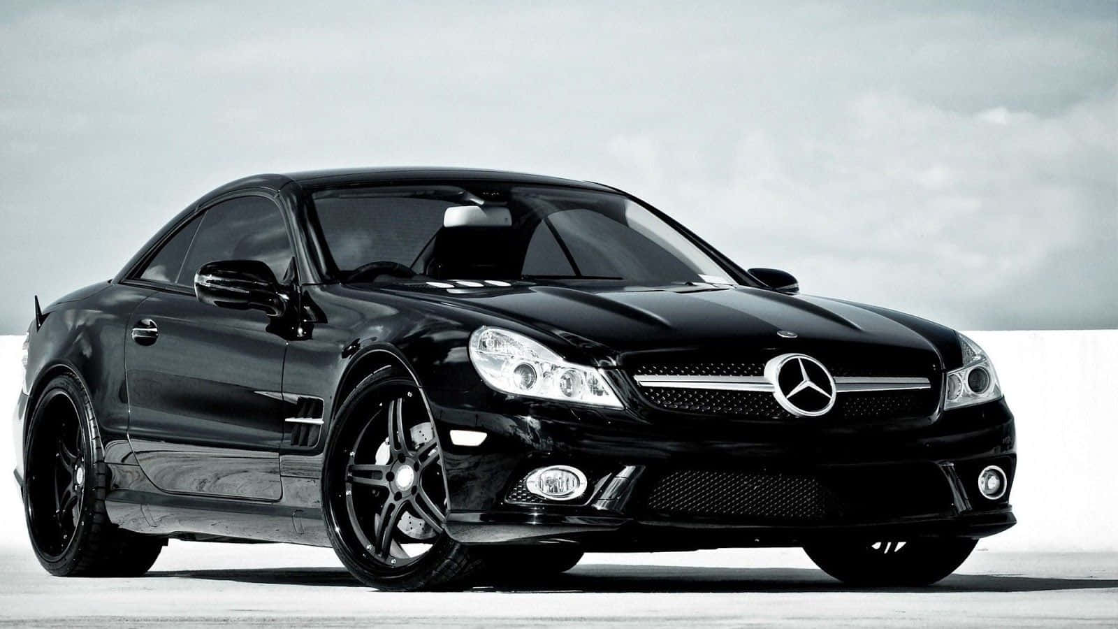 白色 桌布 壁紙 — 一架流線型的黑色Mercedes SLR McLaren跑車在陰天下的簡約白色表面上閃閃發光。