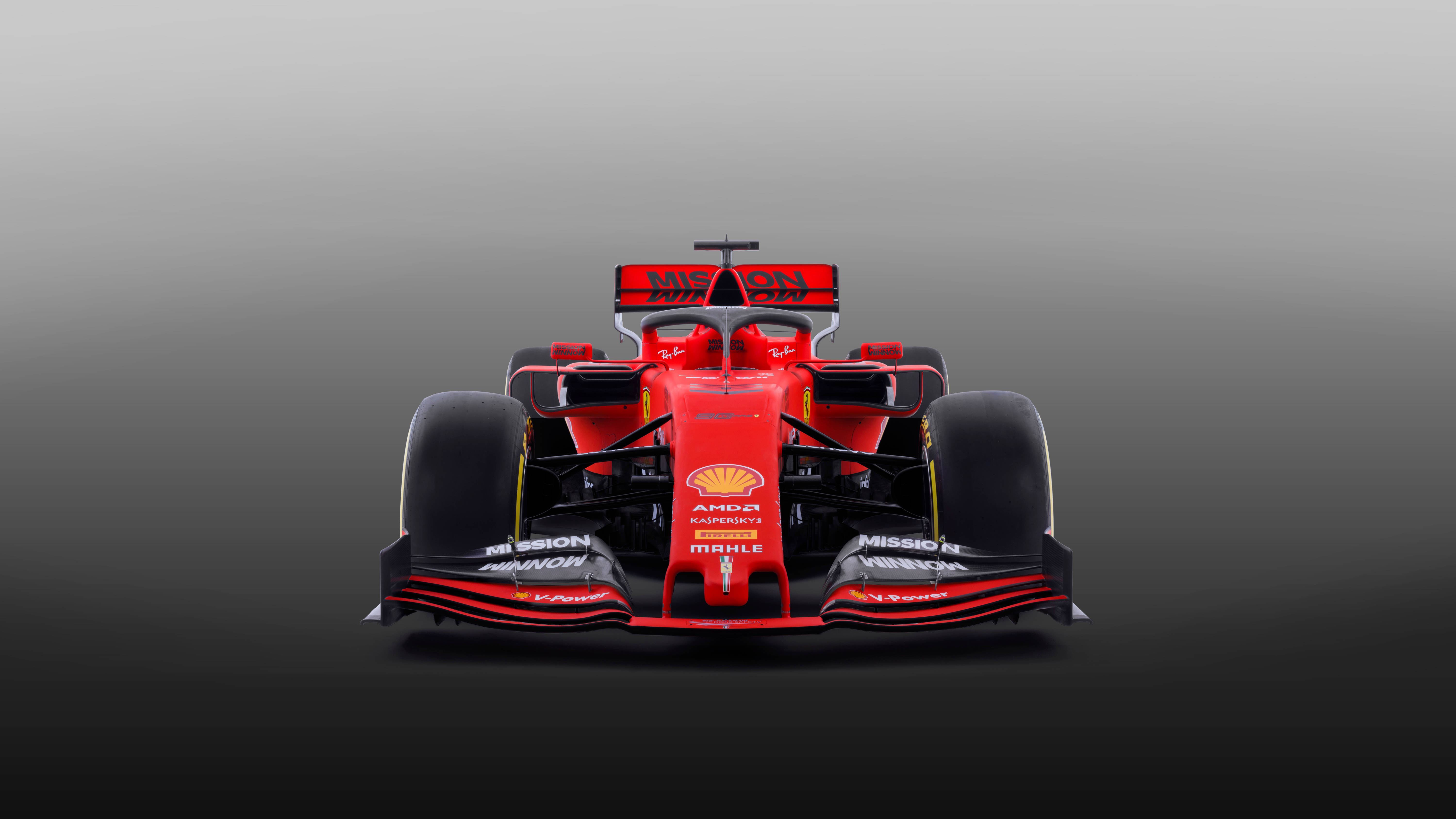 Formula 1 2019 桌布 壁紙 — 一架流線型紅色法拉利一級方程式賽車正面朝向漸變灰色工作室背景。