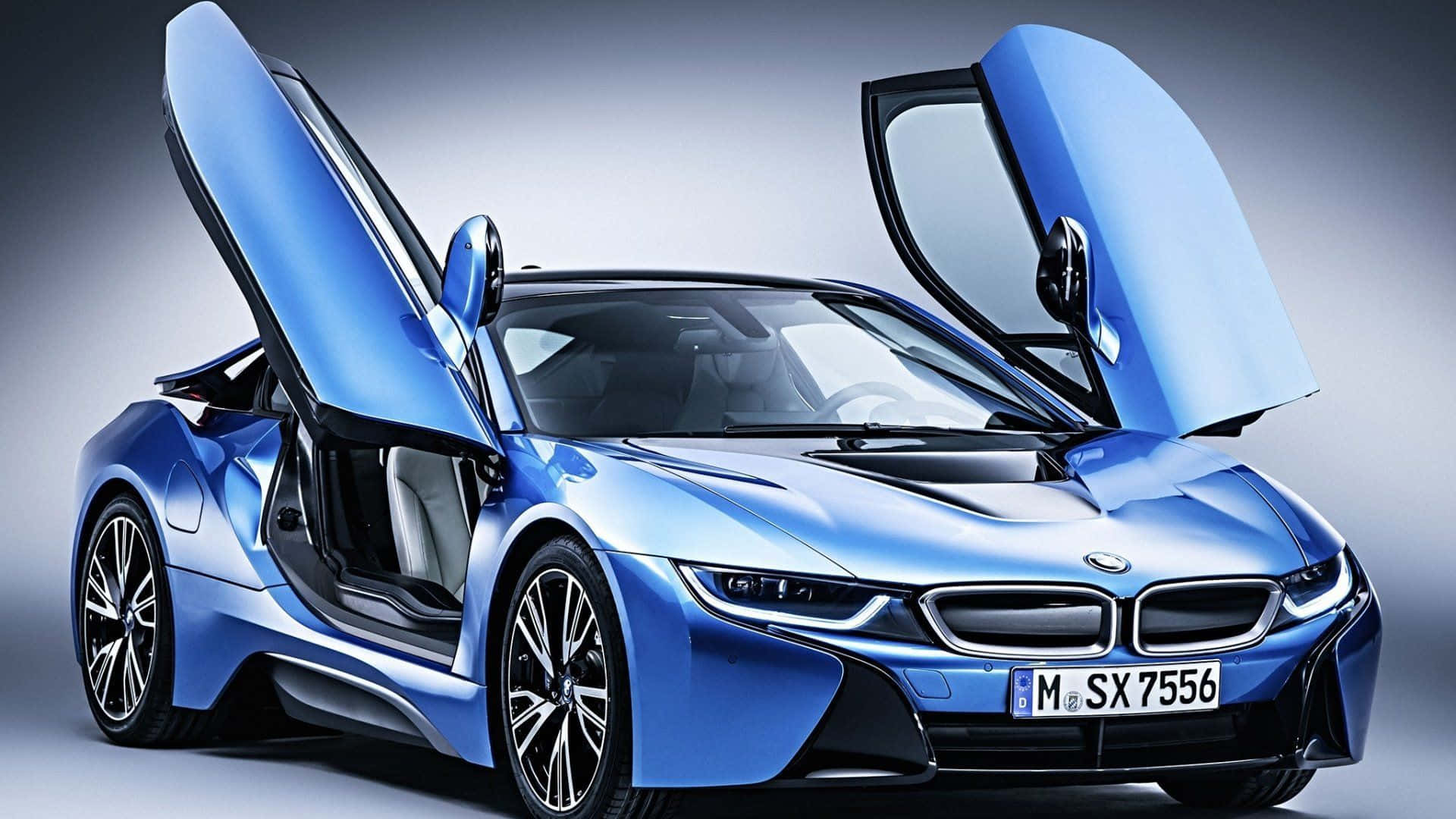 Bmw Cars 桌布 壁紙 — 一架流線型藍色BMW i8跑車，鷗翼車門打開，襯以漸變灰色工作室背景。