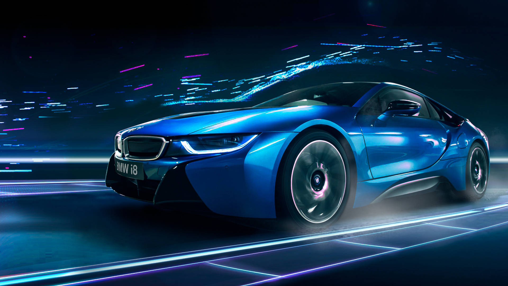 跑車 桌布 壁紙 — 一架流線型藍色BMW i8跑車在夜晚穿梭於霓虹燈閃爍的未來城市，留下發光的燈光軌跡。