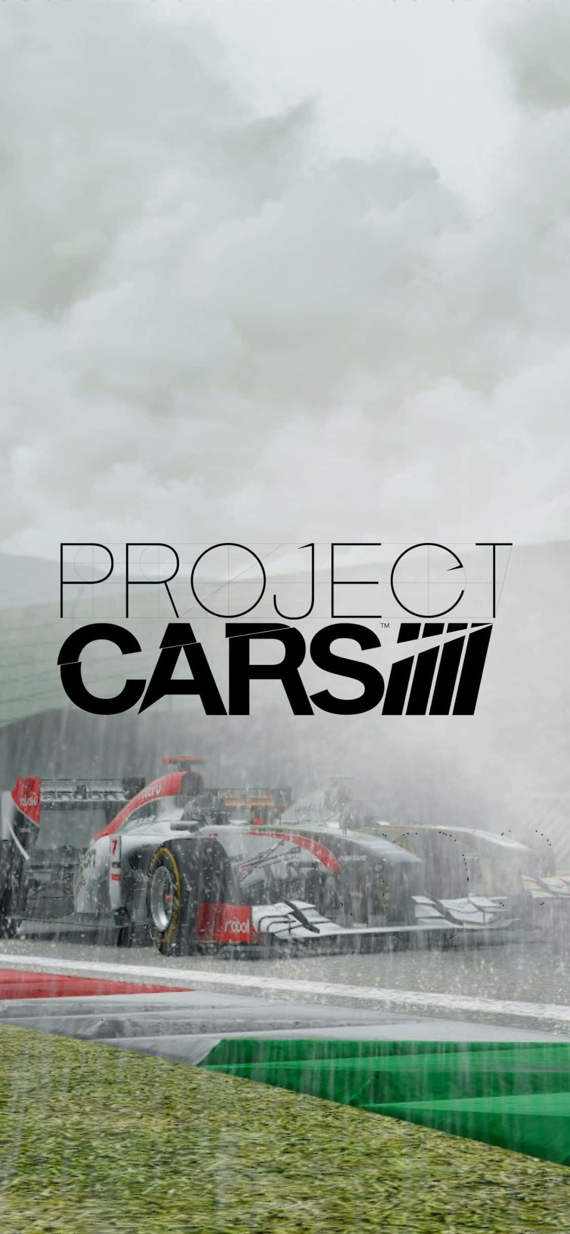 iPhone Xs Project Cars 桌布 壁紙 — 一架流線型賽車在陰天下濕滑的賽道上冒著大雨飛馳，並疊加了「Project CARS」標誌。