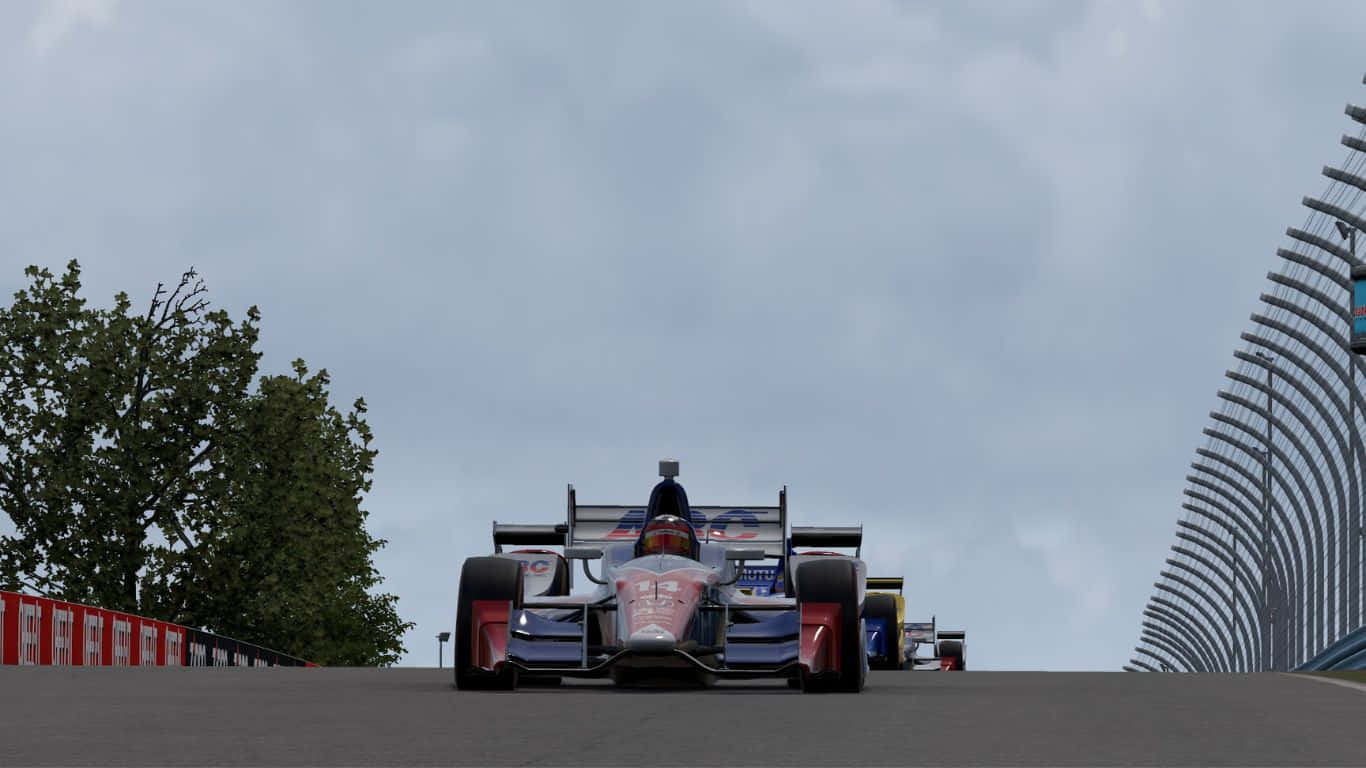 1366x768 Project Cars 桌布 壁紙 — 一架流線型賽車在陰天背景下，沿著賽道飛馳，背景是獨特的弧形看台。