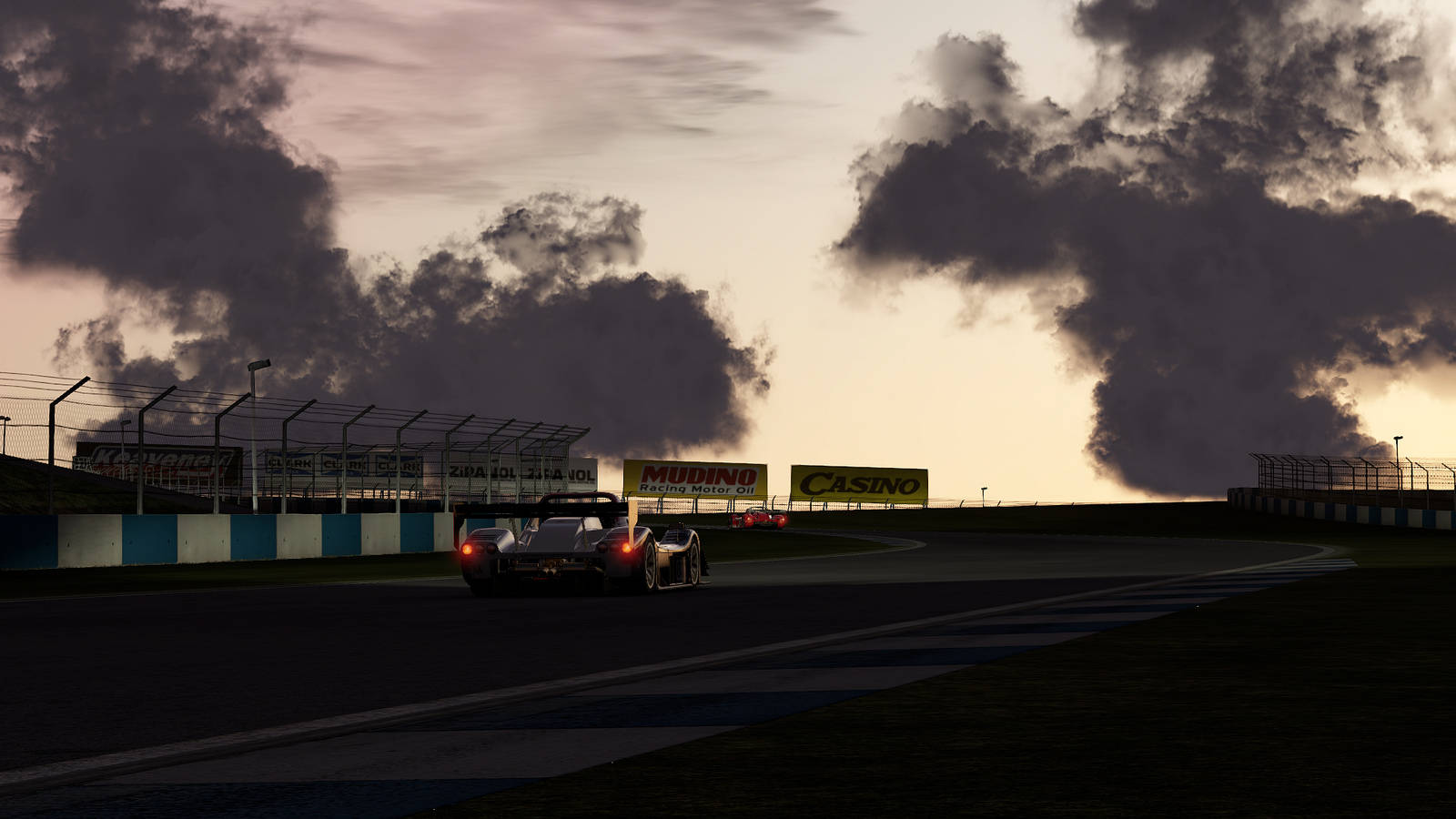 賽車在黃昏濕滑賽道上飛馳，背景有戲劇性雲層和發光標誌。 — Project Cars 壁紙